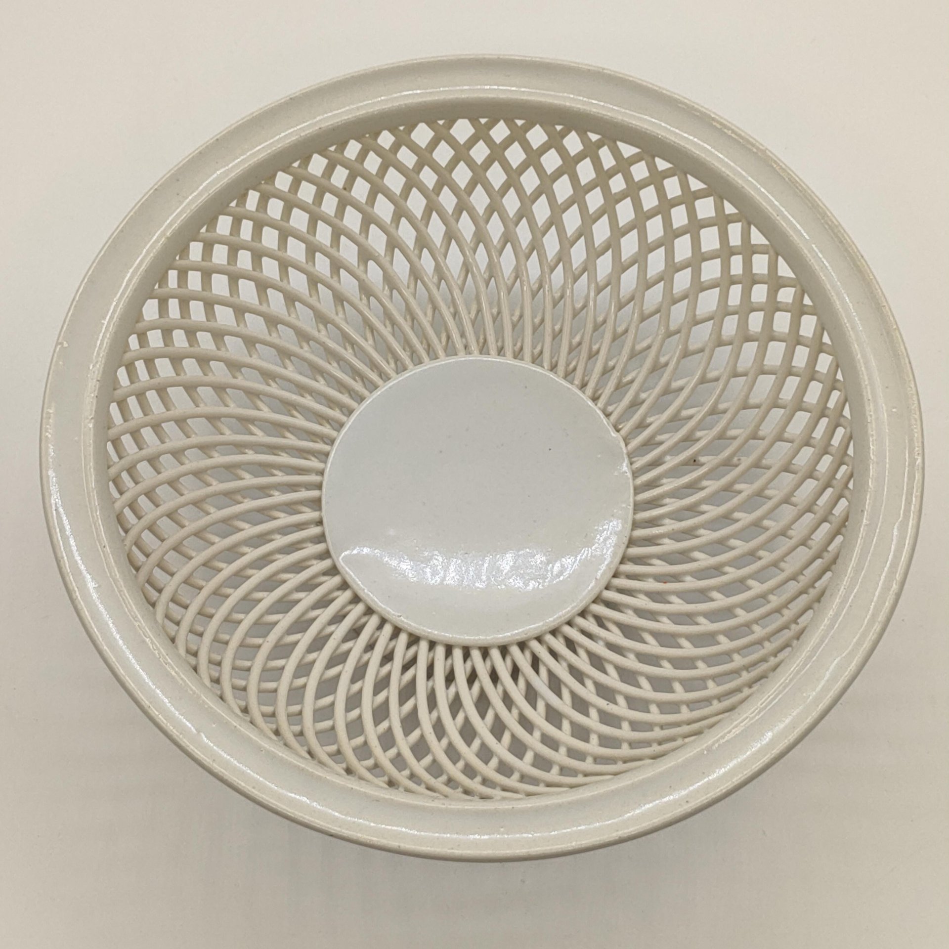 Блюдо (сухарница) с "плетёным" декором, фаянс, Кировский фаянсовый завод, СССР, 1967-1991 гг.