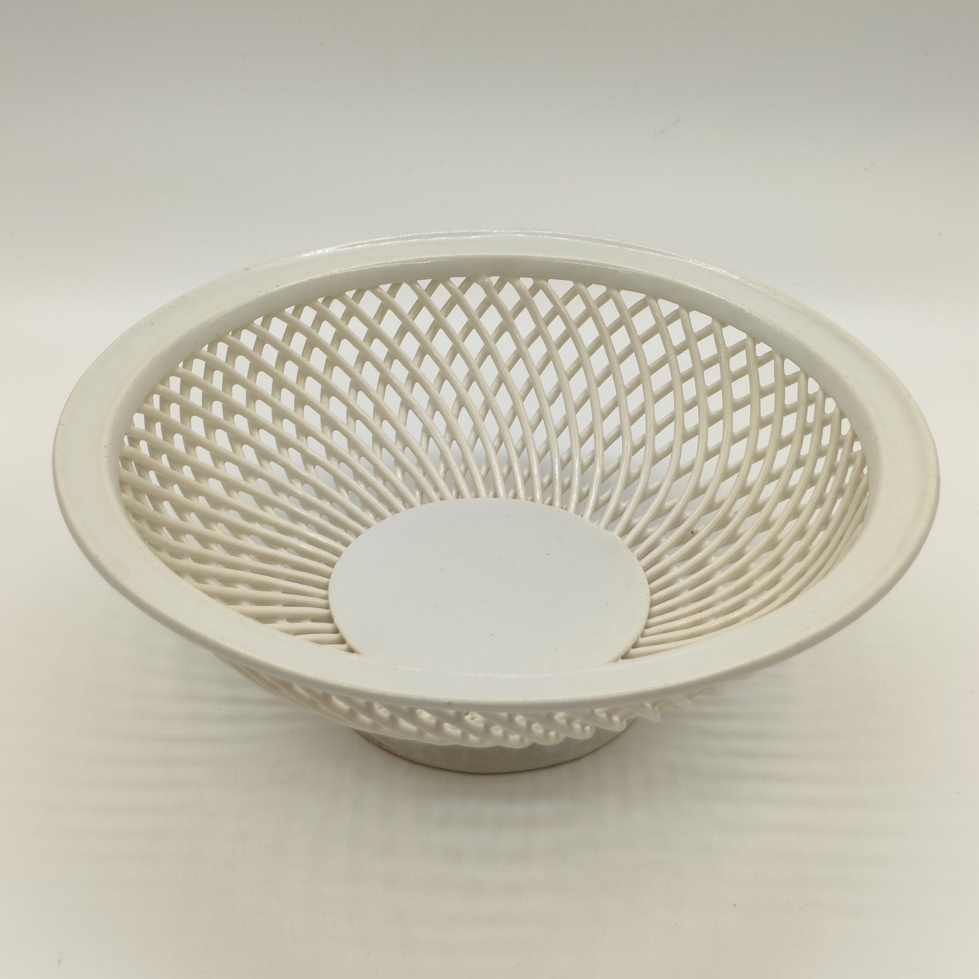 Блюдо (сухарница) с "плетёным" декором, фаянс, Кировский фаянсовый завод, СССР, 1967-1991 гг.