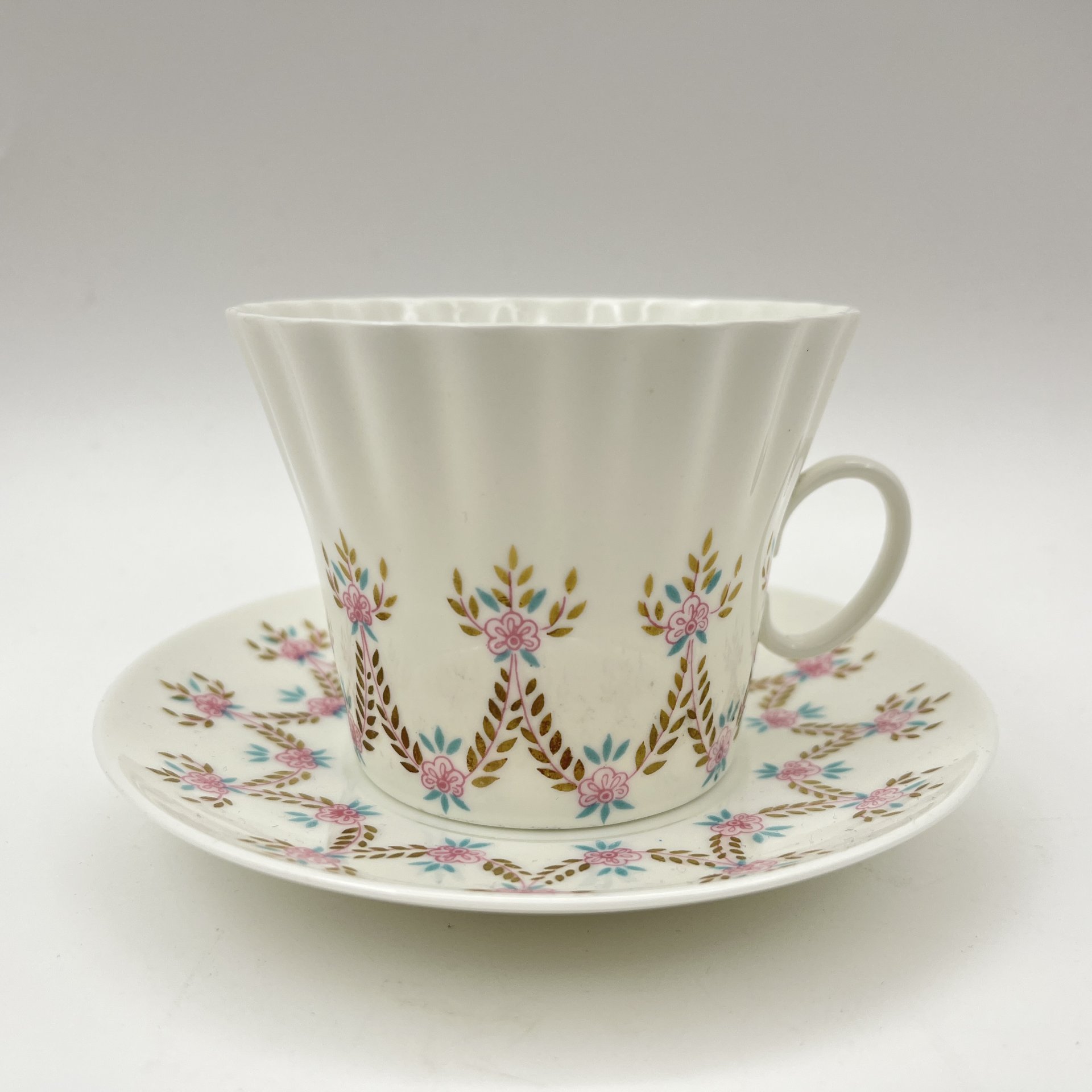 Чайная пара "Цветочная гирлянда", форма "Одуванчик", фарфор, костяной фарфор, деколь, золочение, Ленинградский фарфоровый завод (ЛФЗ), СССР, 1960-1980 гг.