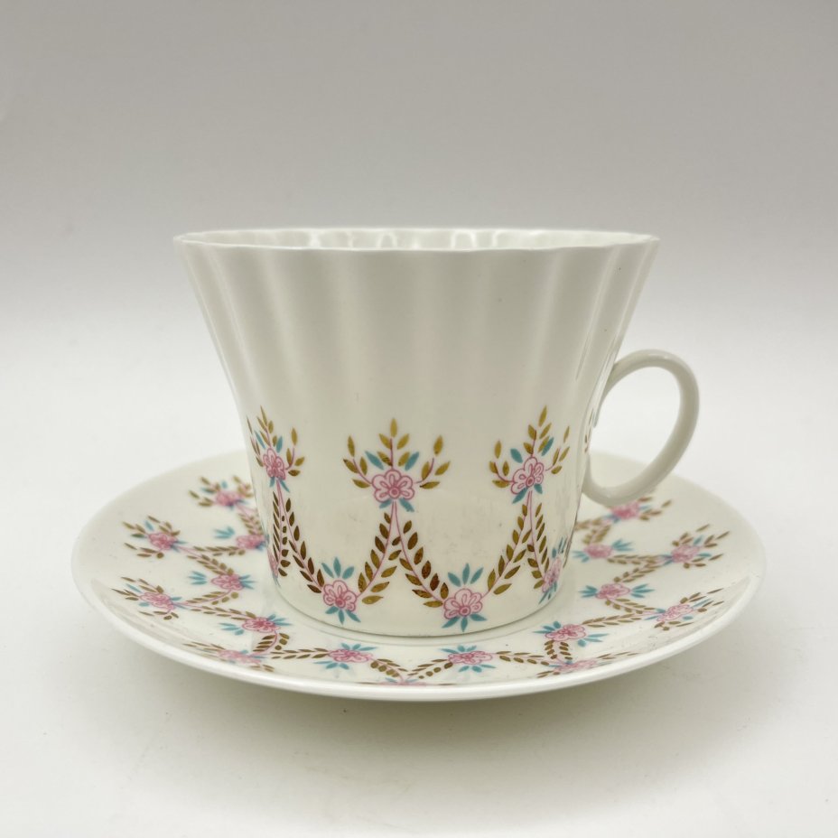 Чайная пара "Цветочная гирлянда", форма "Одуванчик", фарфор, костяной фарфор, деколь, золочение, Ленинградский фарфоровый завод (ЛФЗ), СССР, 1960-1980 гг.