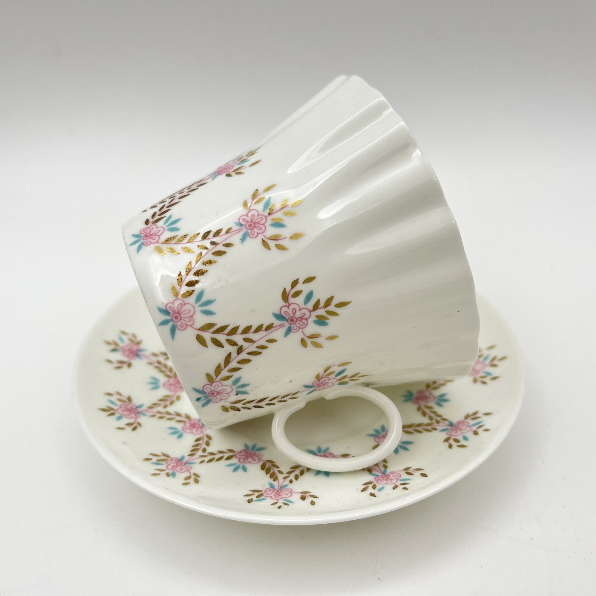 Чайная пара "Цветочная гирлянда", форма "Одуванчик", фарфор, костяной фарфор, деколь, золочение, Ленинградский фарфоровый завод (ЛФЗ), СССР, 1960-1980 гг.