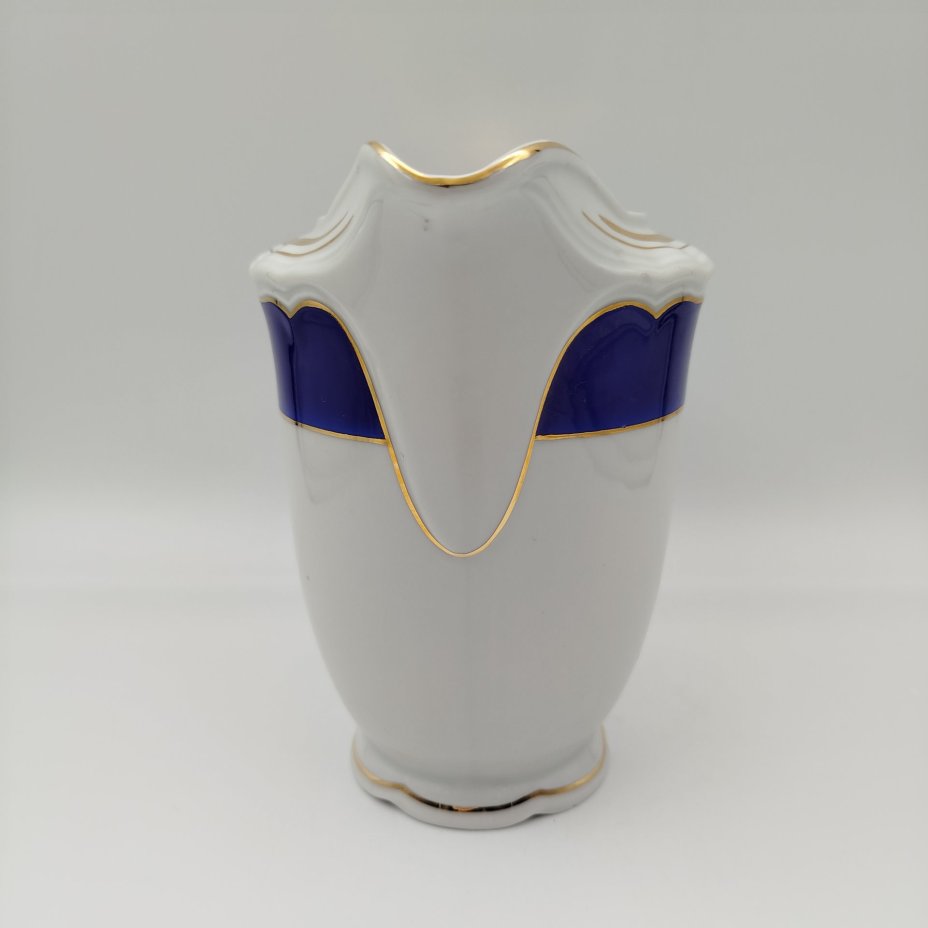 Кувшин с лаконичным декором