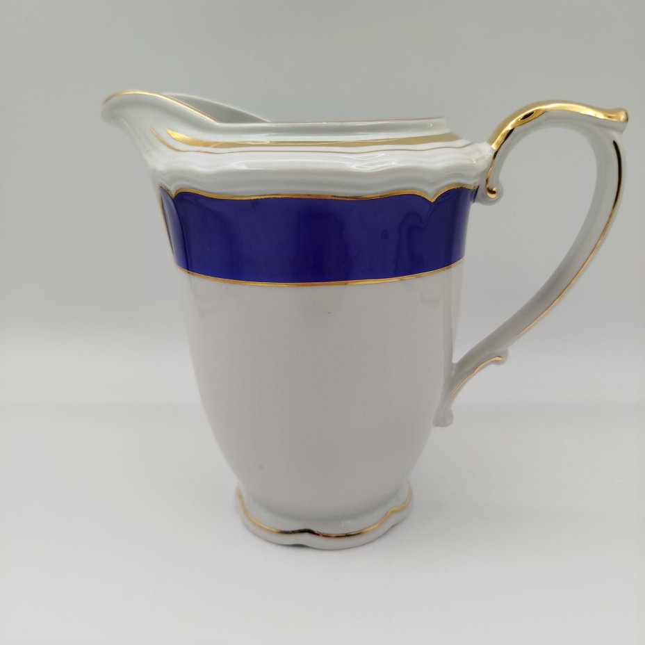 Кувшин с лаконичным декором