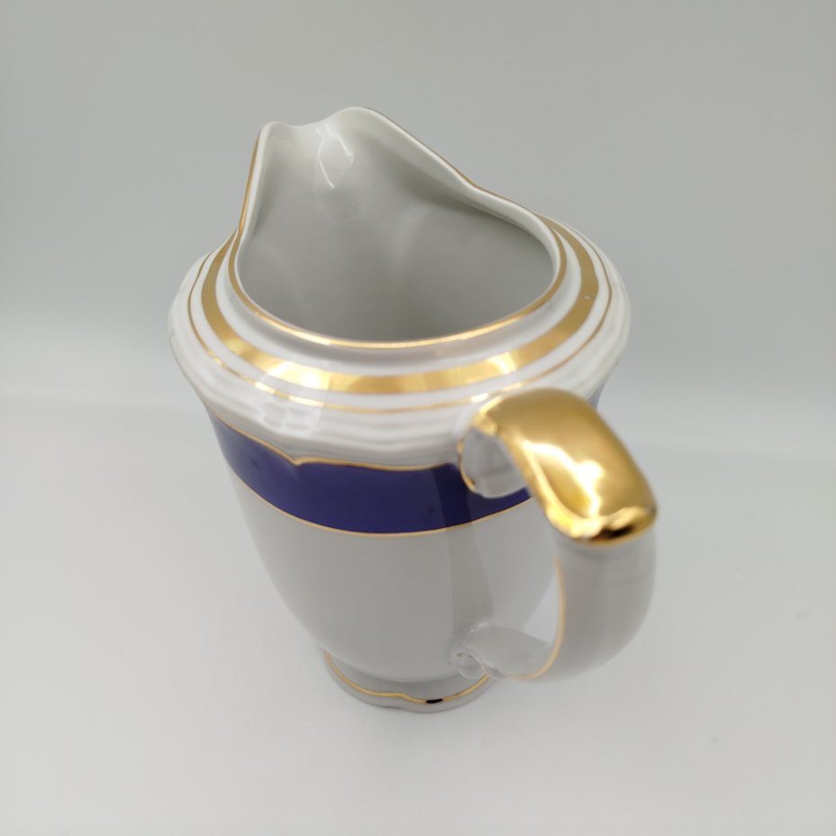 Кувшин с лаконичным декором