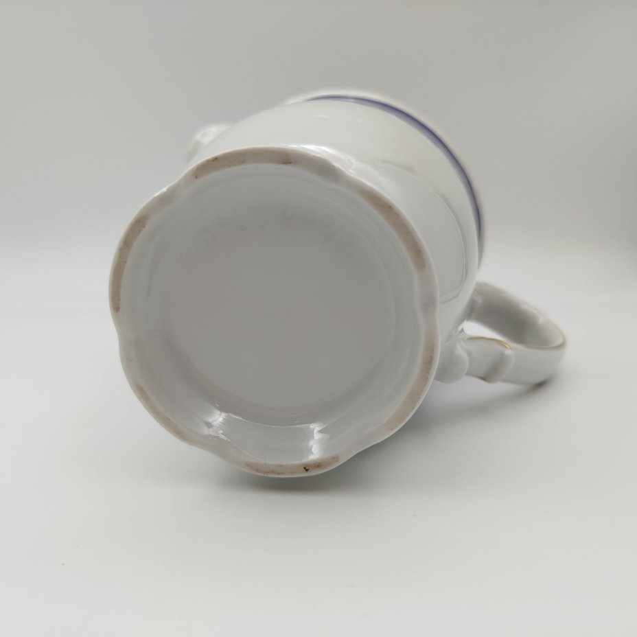 Кувшин с лаконичным декором