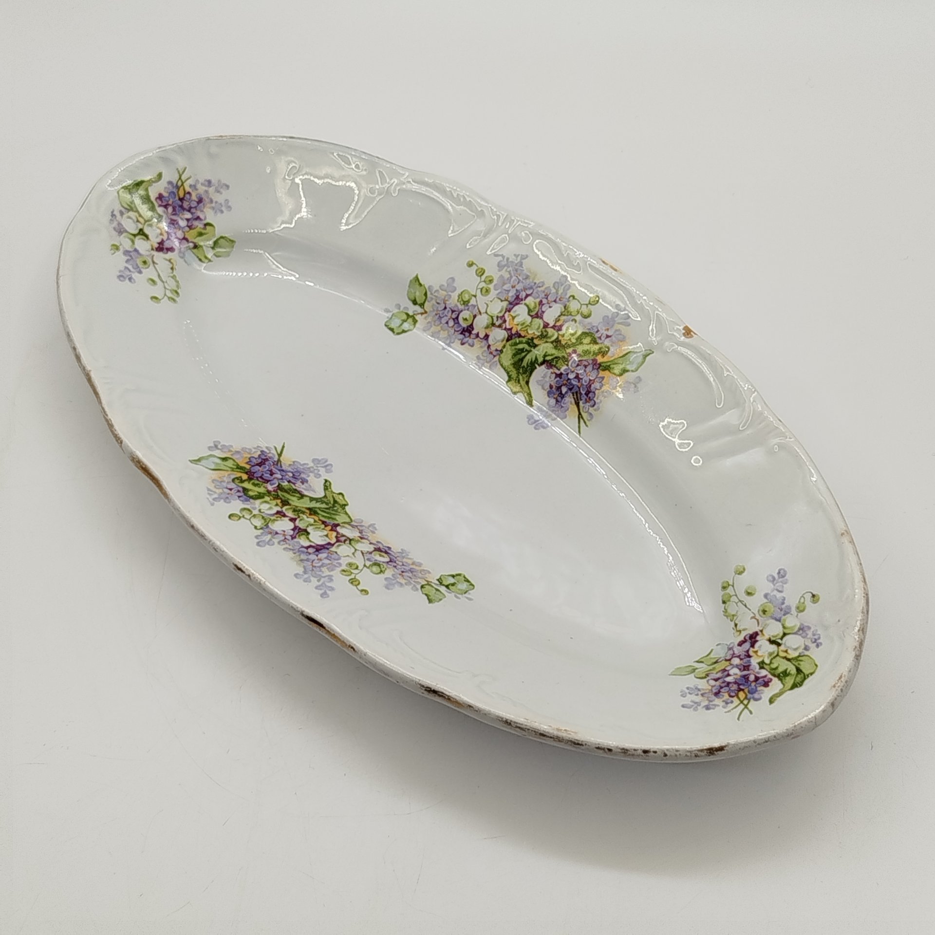 Блюдо овальной формы с цветочным декором, фаянс, деколь, золочение, Товарищество М.С. Кузнецова в Будах, Российская империя, 1894-1917 гг.