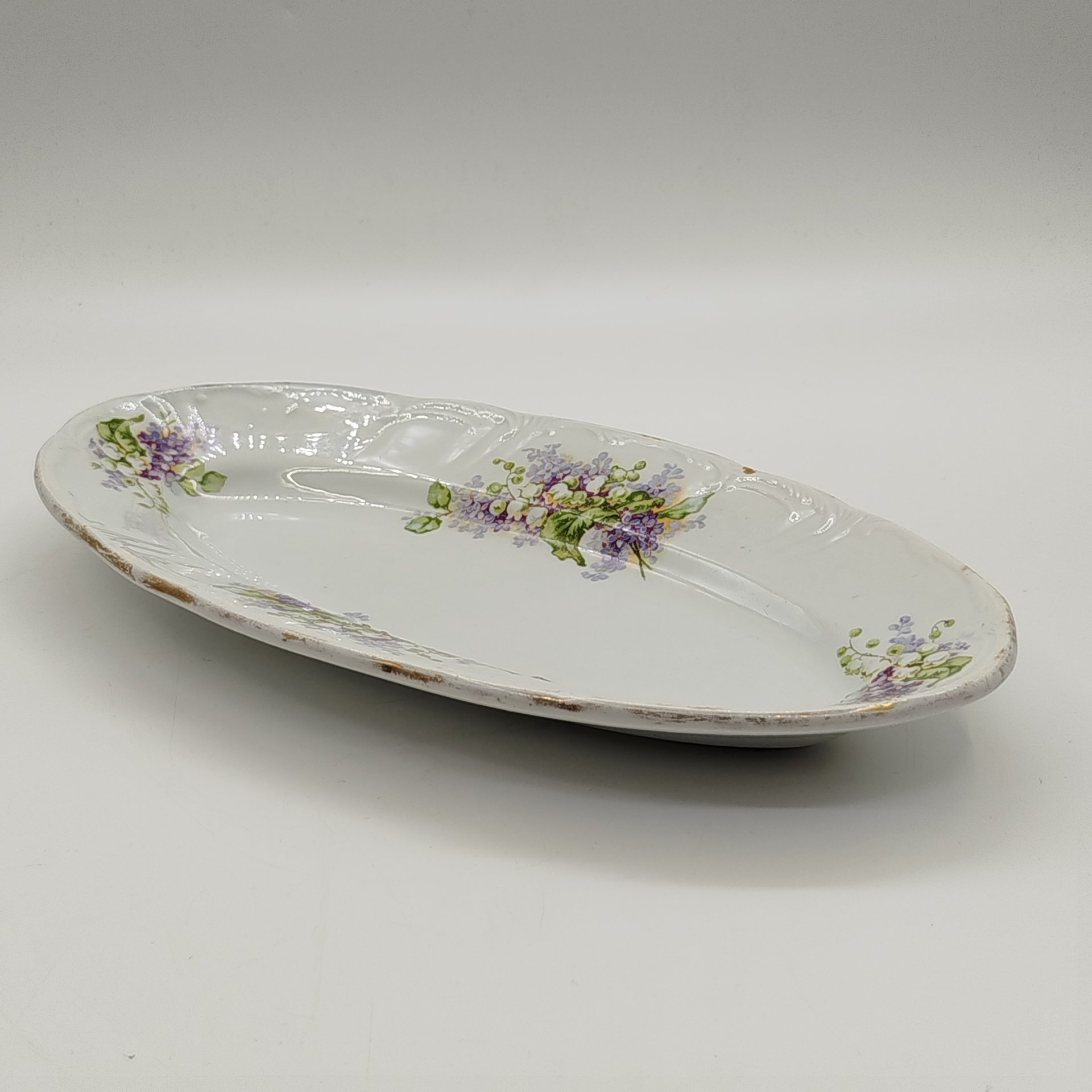 Блюдо овальной формы с цветочным декором, фаянс, деколь, золочение, Товарищество М.С. Кузнецова в Будах, Российская империя, 1894-1917 гг.