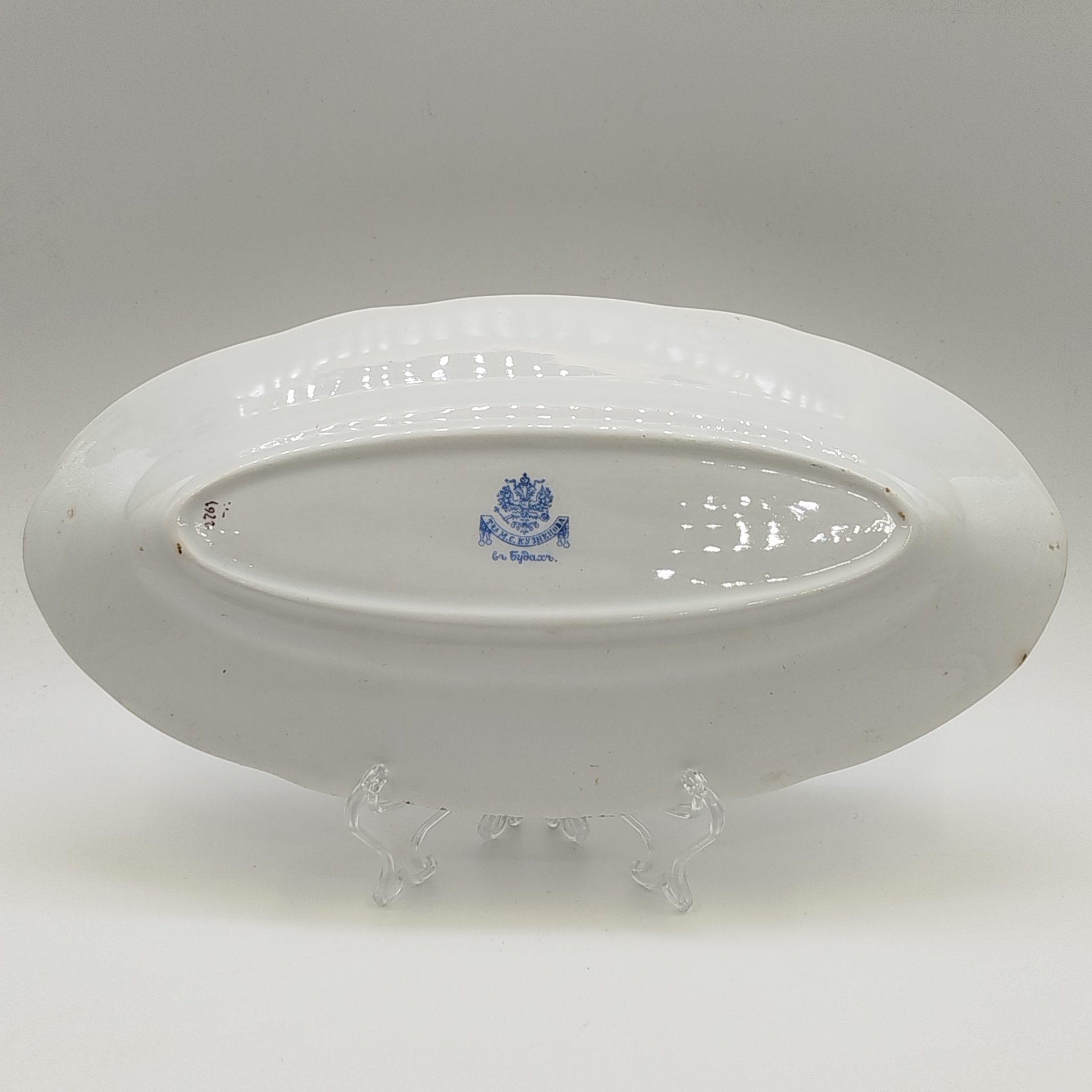 Блюдо овальной формы с цветочным декором, фаянс, деколь, золочение, Товарищество М.С. Кузнецова в Будах, Российская империя, 1894-1917 гг.