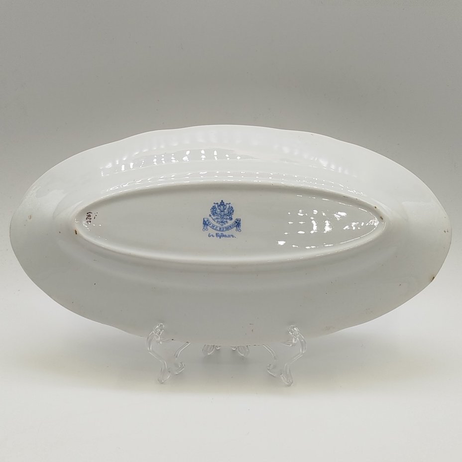 Блюдо овальной формы с цветочным декором, фаянс, деколь, золочение, Товарищество М.С. Кузнецова в Будах, Российская империя, 1894-1917 гг.