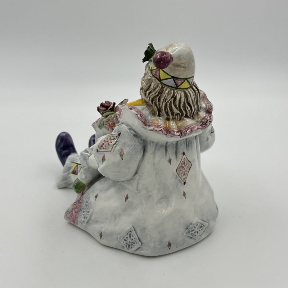 Статуэтка "Сидящий клоун с букетом"