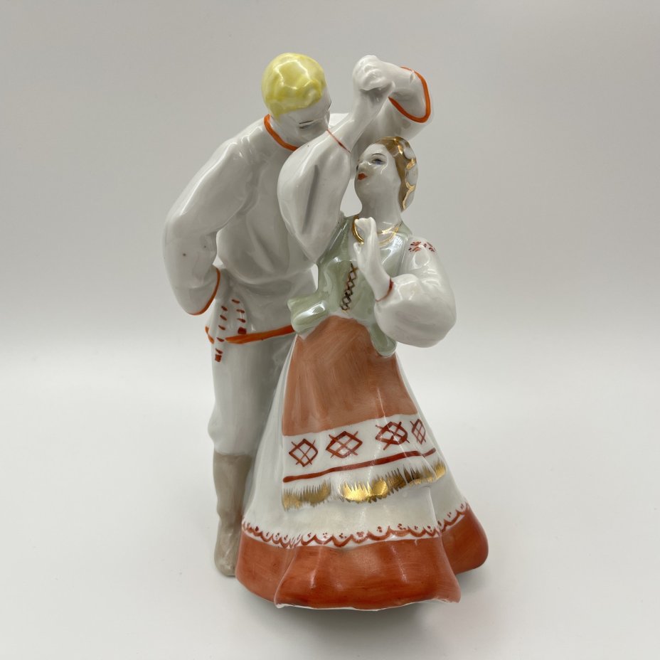 Статуэтка "Белорусский танец" ("Лявониха"), автор Н.А. Малышева, фарфор, роспись, золочение, Дулевский фарфоровый завод (Дулёво), СССР, 1966 г.
