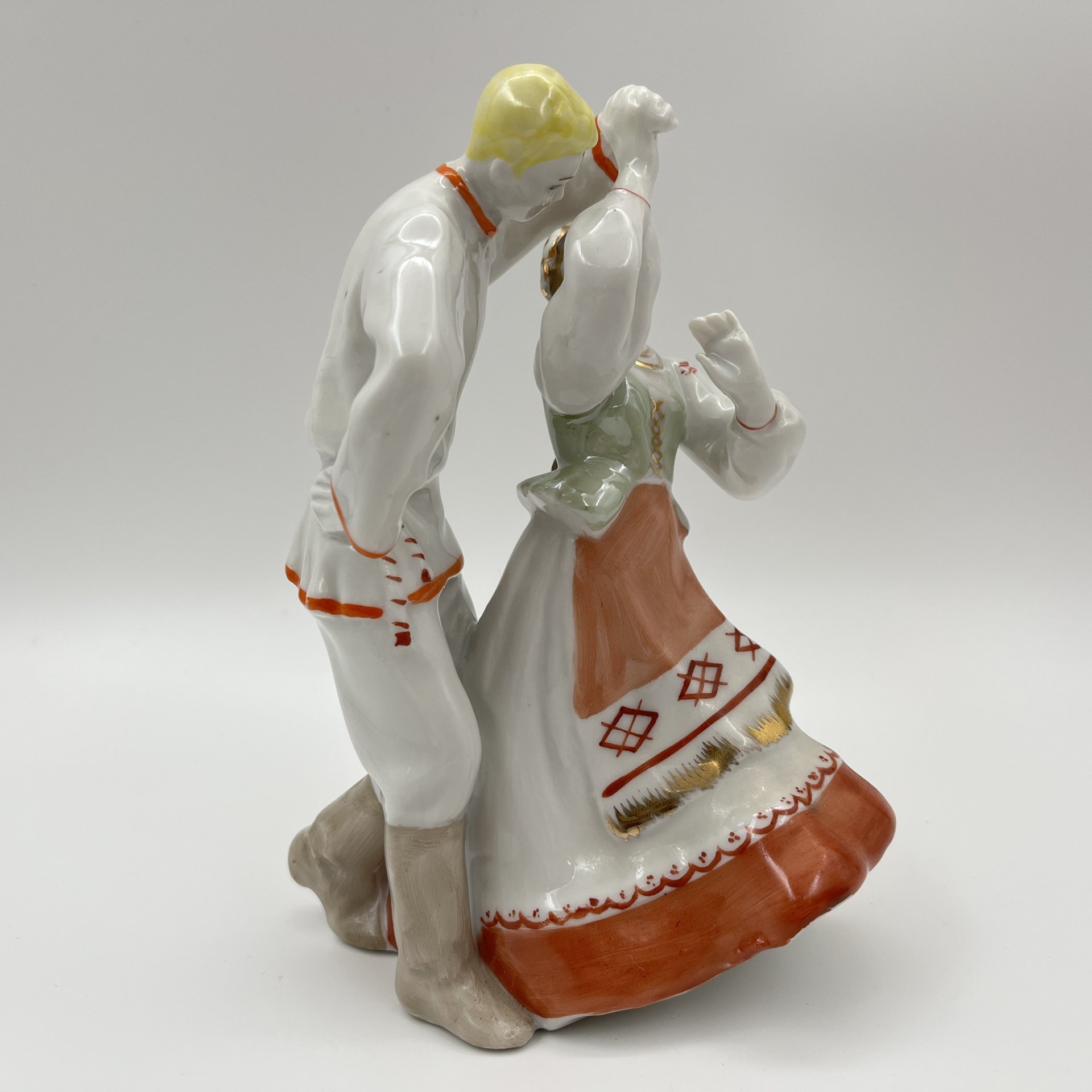 Статуэтка "Белорусский танец" ("Лявониха"), автор Н.А. Малышева, фарфор, роспись, золочение, Дулевский фарфоровый завод (Дулёво), СССР, 1966 г.