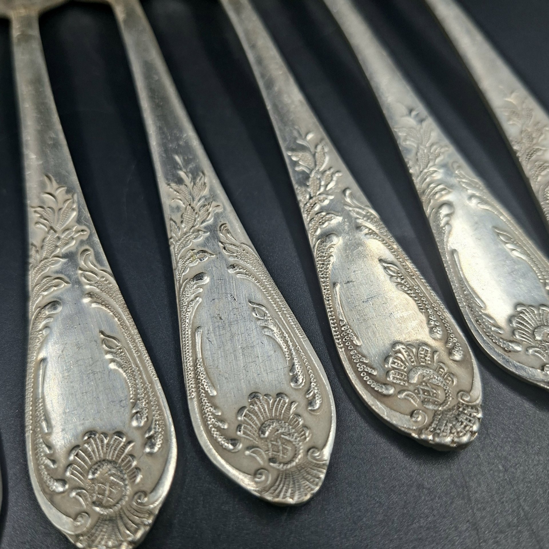 Набор из шести столовых вилок с растительным декором, мНЦ (медь-никель-цинк), Вольнянский завод столовых приборов им. Шевченко (ЗiШ, ЗиШ), СССР, 1960-1990 гг.