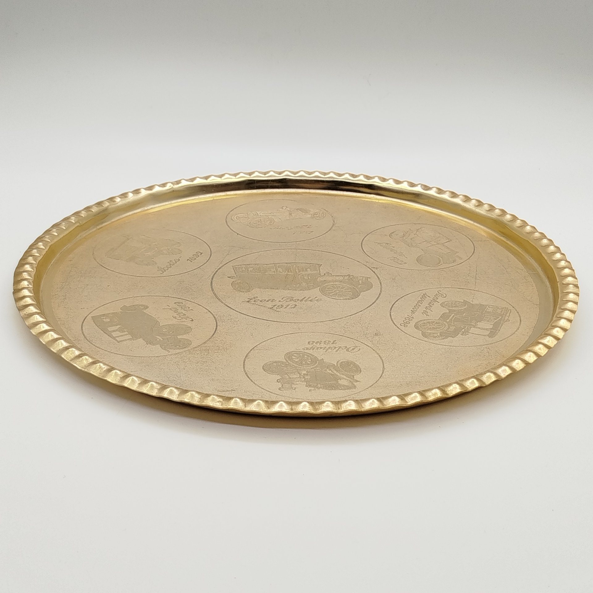 Поднос круглой формы, украшенный изображением автомобилей, металл, Восточная Европа, 1970-1990 гг.