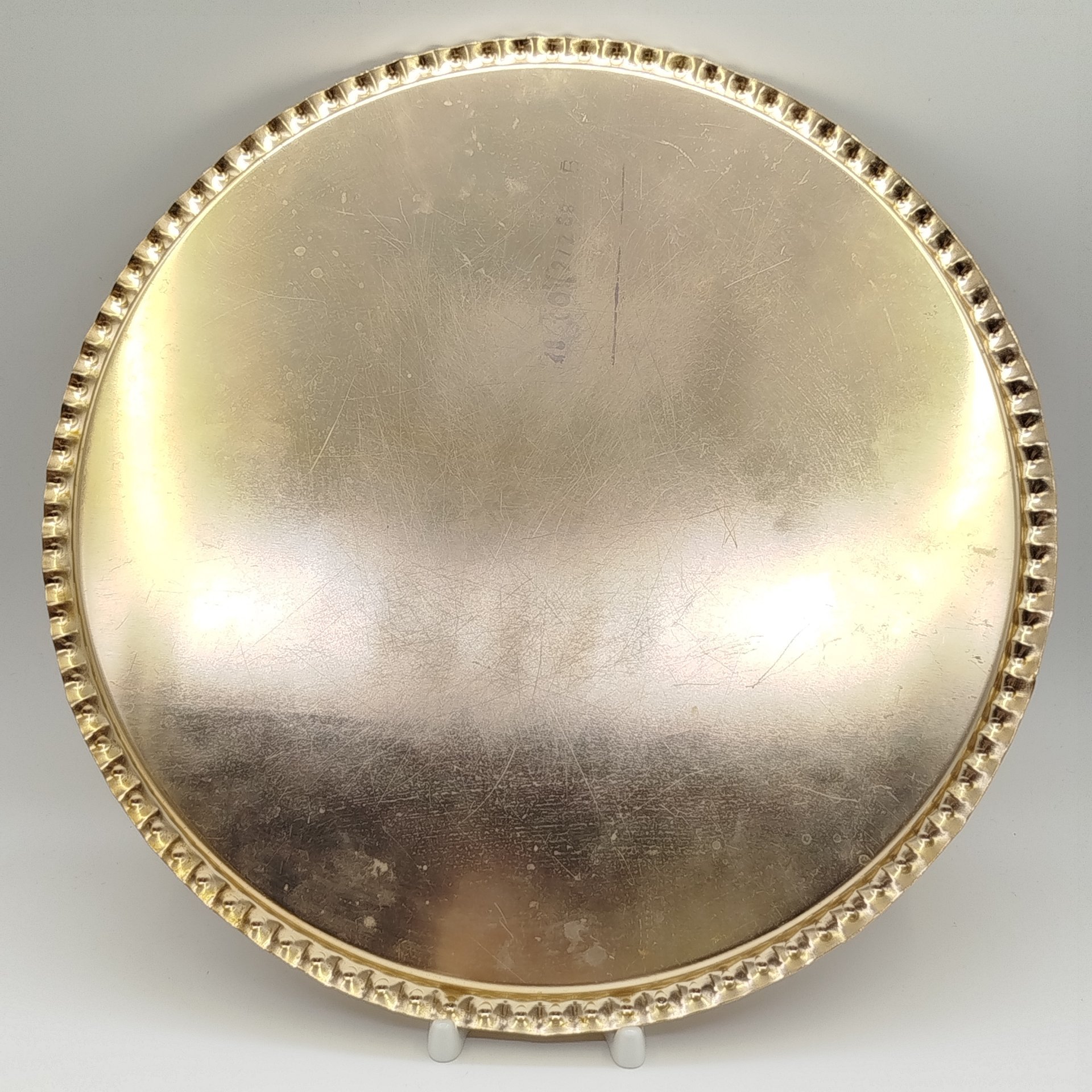 Поднос круглой формы, украшенный изображением автомобилей, металл, Восточная Европа, 1970-1990 гг.