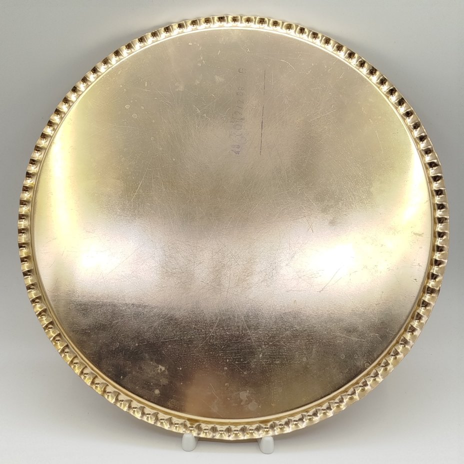 Поднос круглой формы, украшенный изображением автомобилей