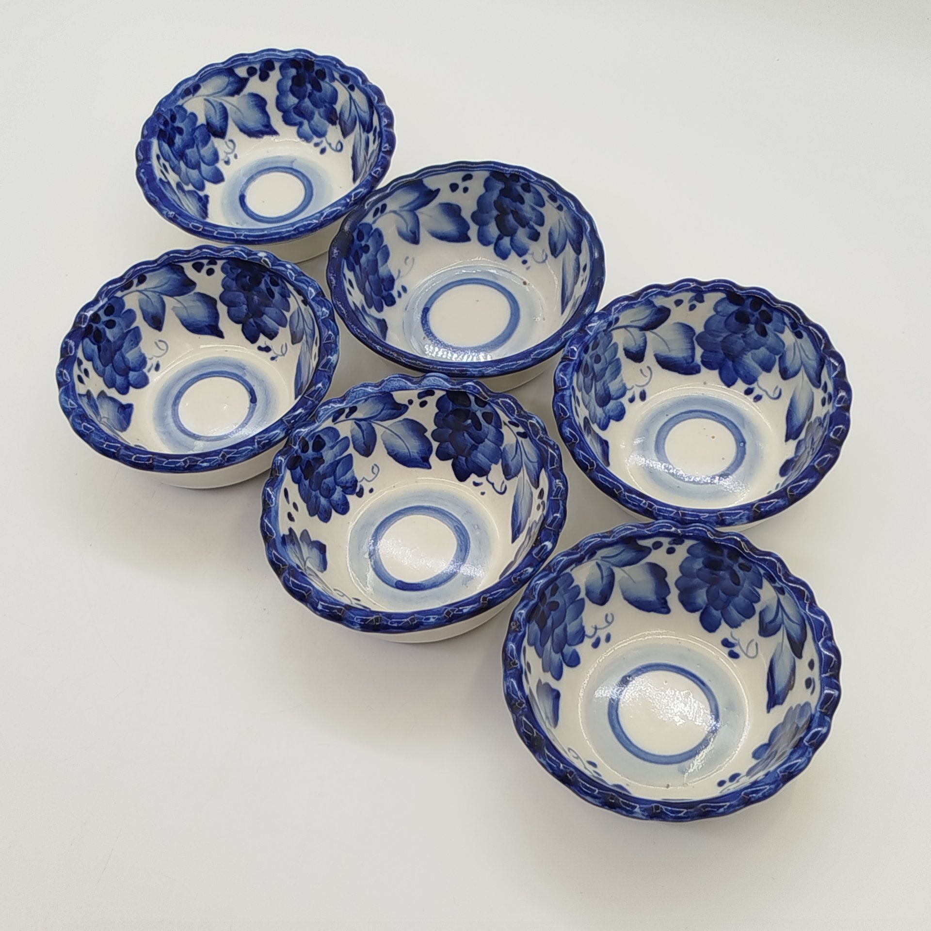 Набор из 6-ти розеток с декором в виде виноградных лоз и листьев