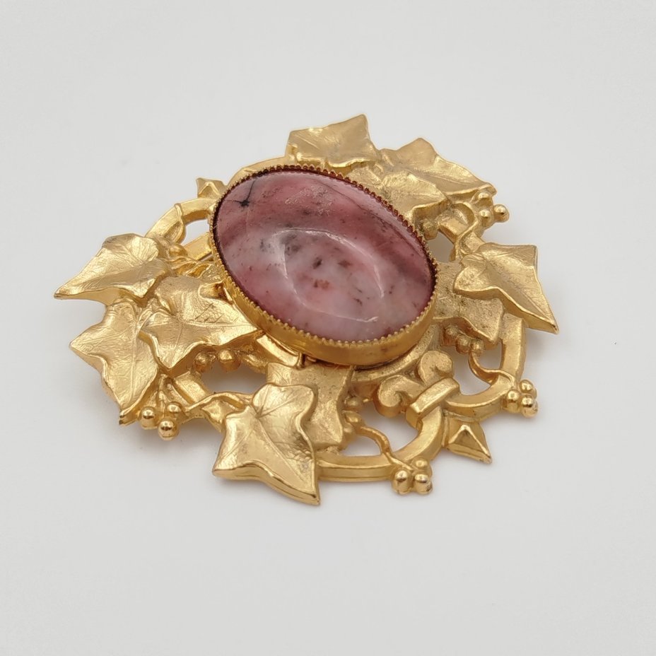 Брошь в геральдическом стиле