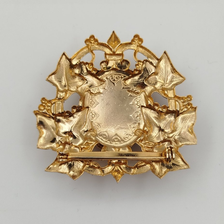 Брошь в геральдическом стиле