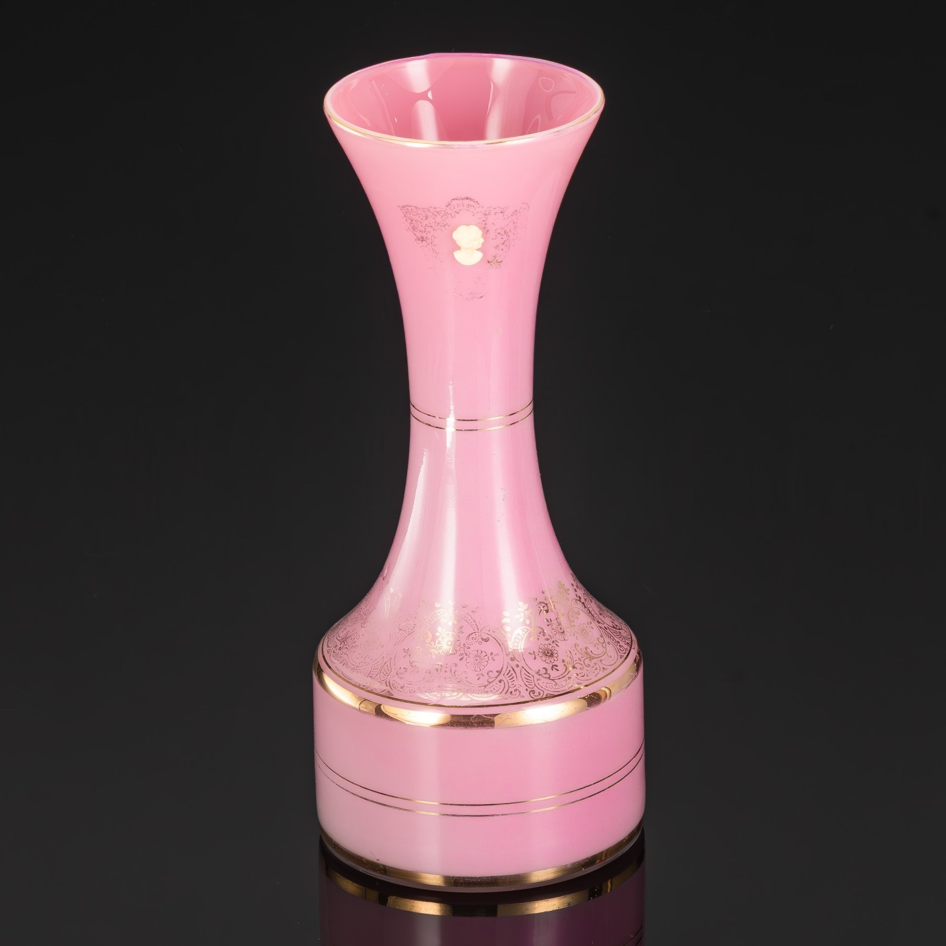 Ваза розового оттенка с рельефным изображением девушки в профиль (камеей), (Empoli) Opaline, цветное стекло, золочение, Murano, Италия, 1960-1980 гг.