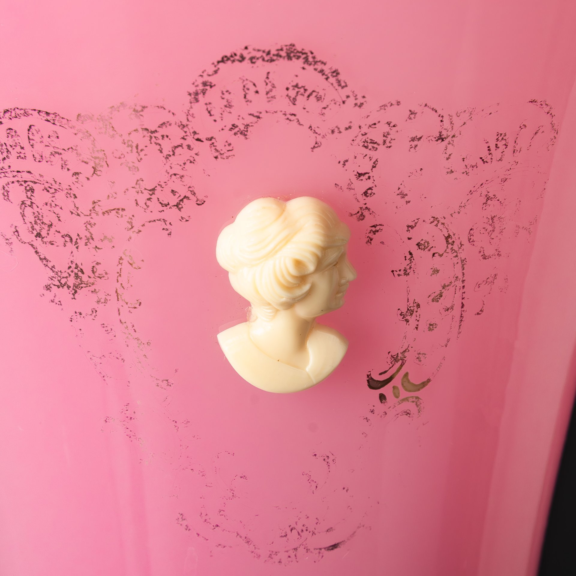 Ваза розового оттенка с рельефным изображением девушки в профиль (камеей), (Empoli) Opaline, цветное стекло, золочение, Murano, Италия, 1960-1980 гг.