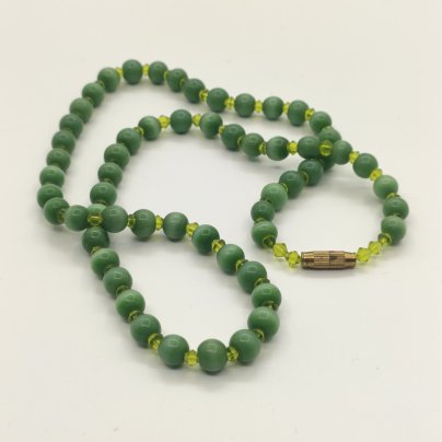 Бусы с бусинами зелёного оттенка, композитный материал, сплав металлов, СССР, 1970-1990 гг.