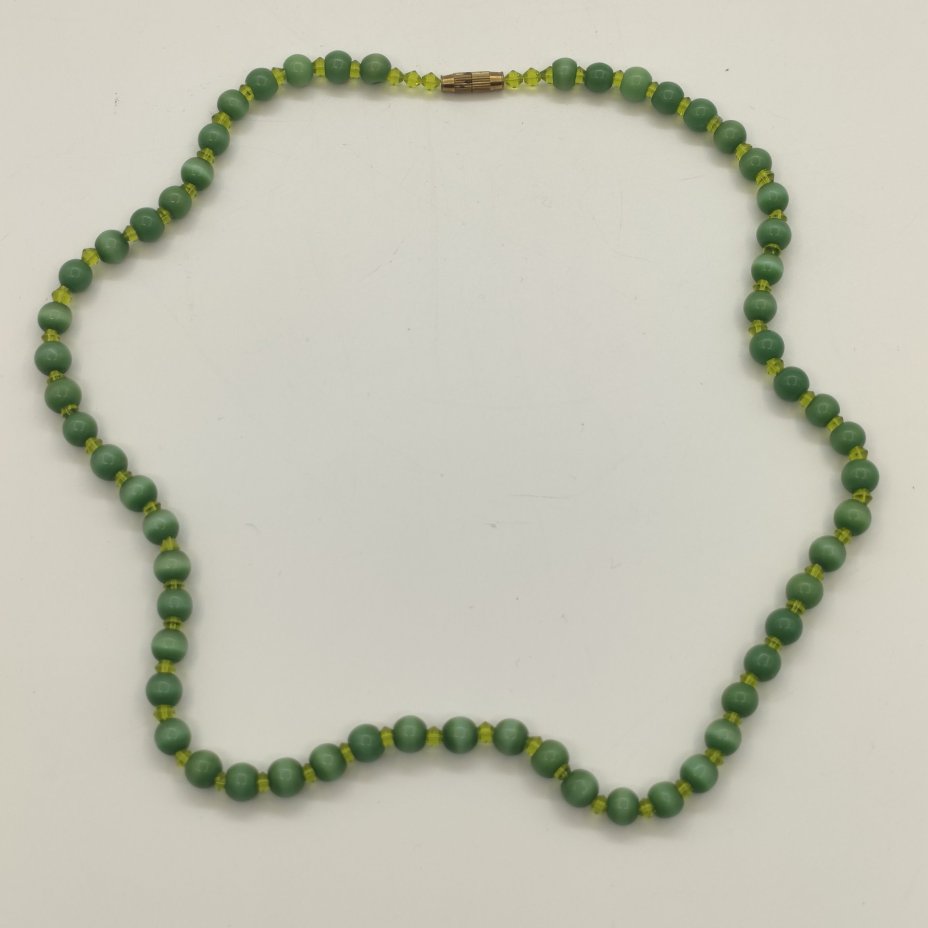 Бусы с бусинами зелёного оттенка