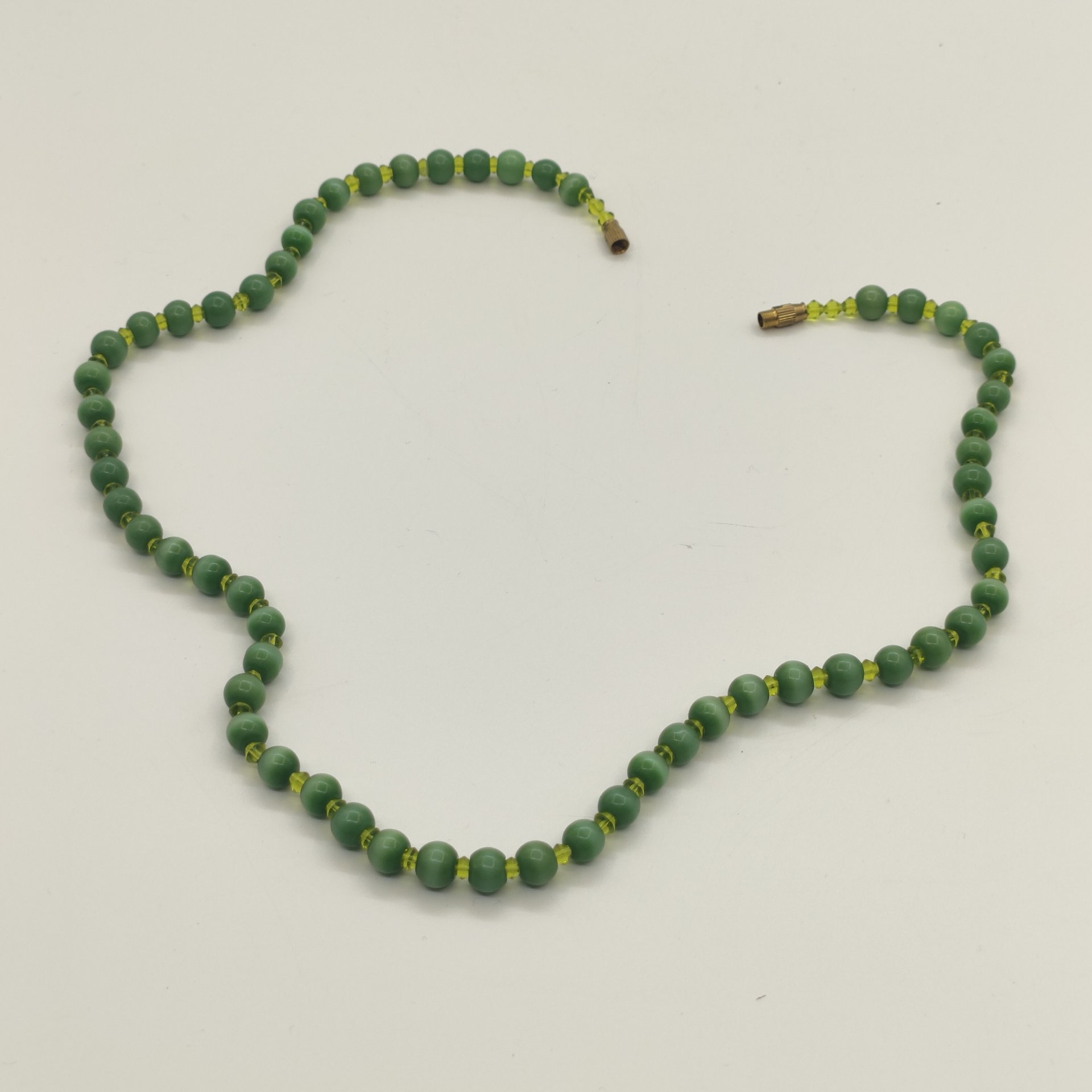Бусы с бусинами зелёного оттенка, композитный материал, сплав металлов, СССР, 1970-1990 гг.