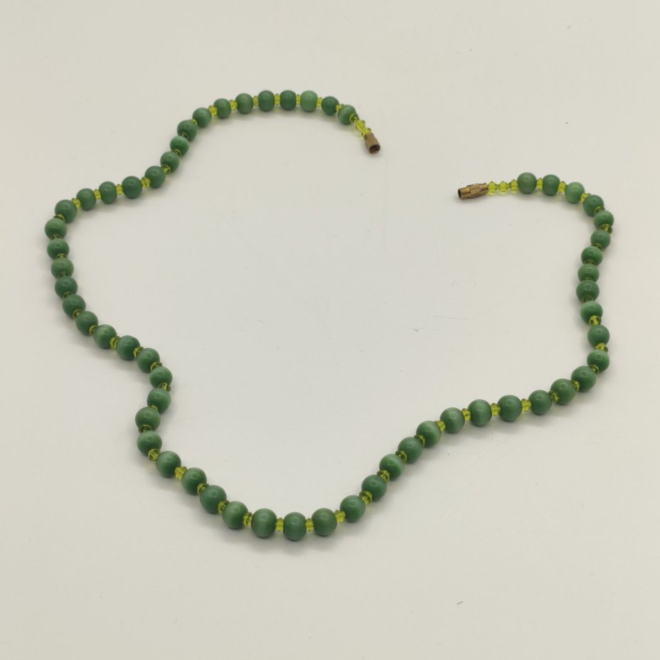 Бусы с бусинами зелёного оттенка