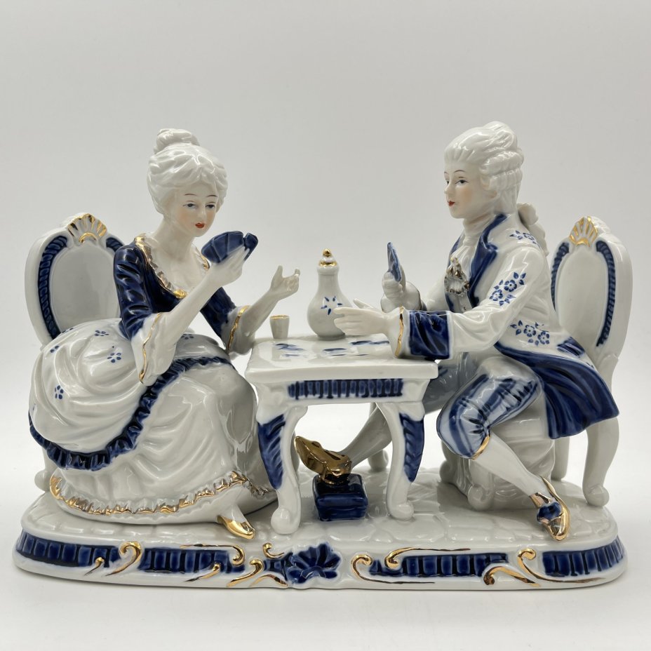 Статуэтка "Галантная сцена" ("За игрой"), фарфор, деколь, роспись, золочение, Европа, 1980-2000 гг.