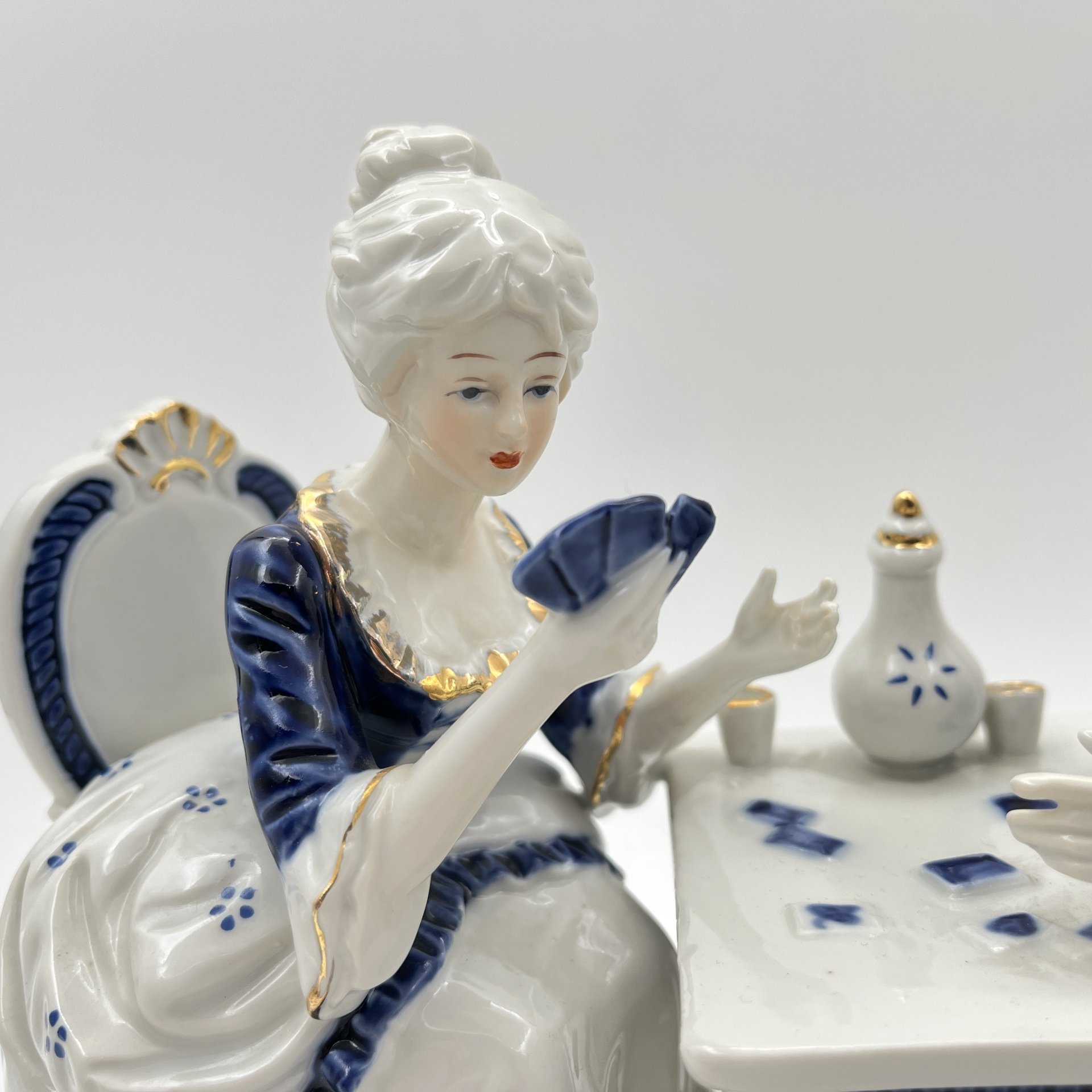 Статуэтка "Галантная сцена" ("За игрой"), фарфор, деколь, роспись, золочение, Европа, 1980-2000 гг.