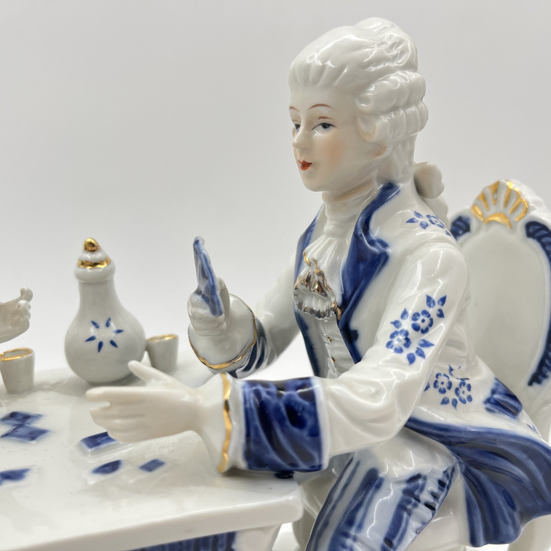 Статуэтка "Галантная сцена" ("За игрой"), фарфор, деколь, роспись, золочение, Европа, 1980-2000 гг.