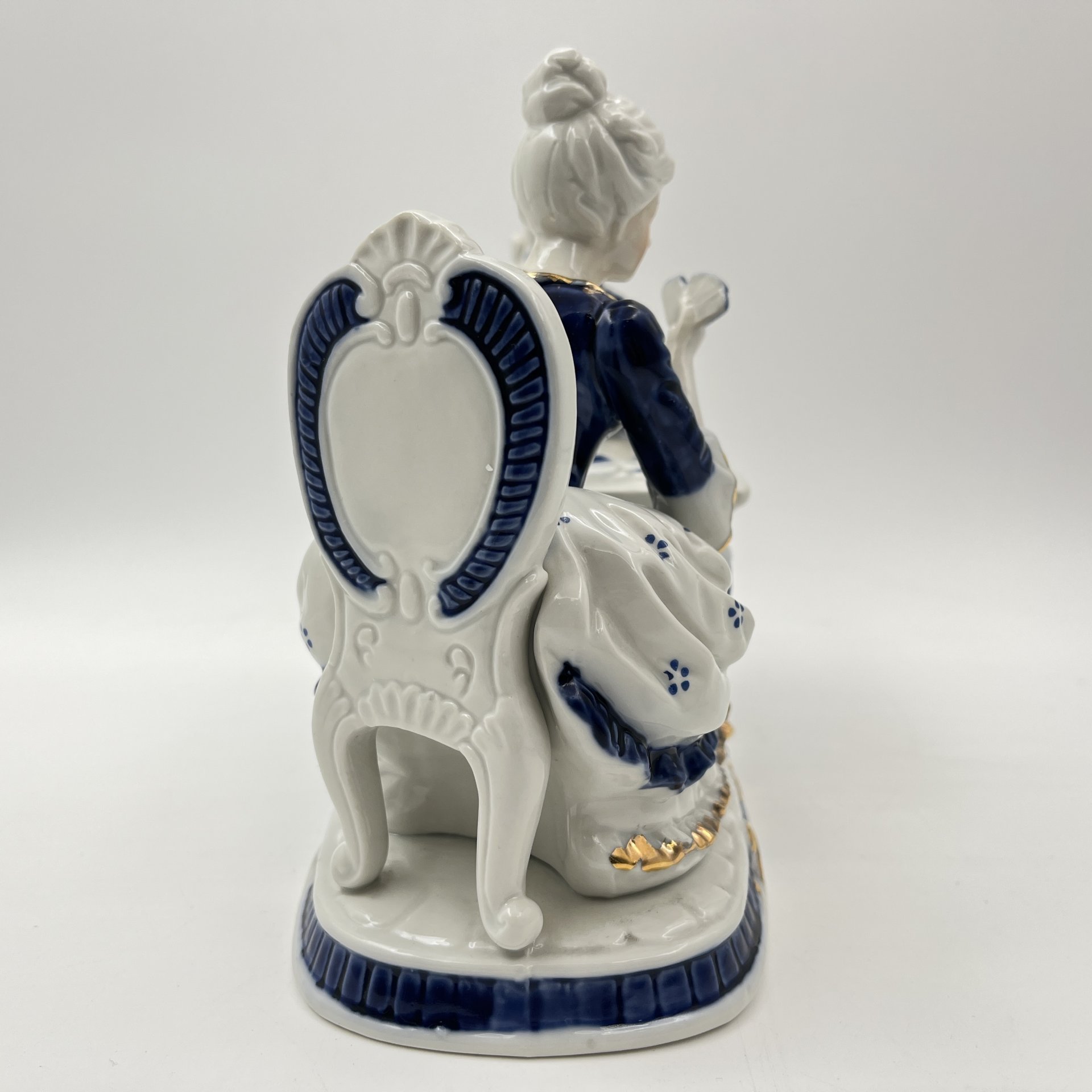 Статуэтка "Галантная сцена" ("За игрой"), фарфор, деколь, роспись, золочение, Европа, 1980-2000 гг.