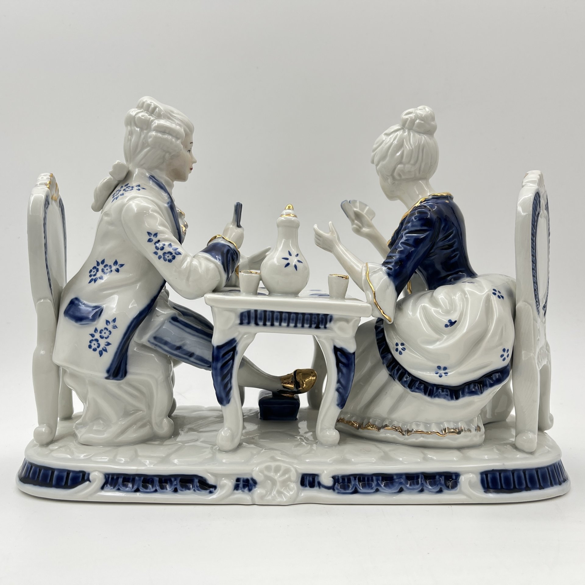 Статуэтка "Галантная сцена" ("За игрой")