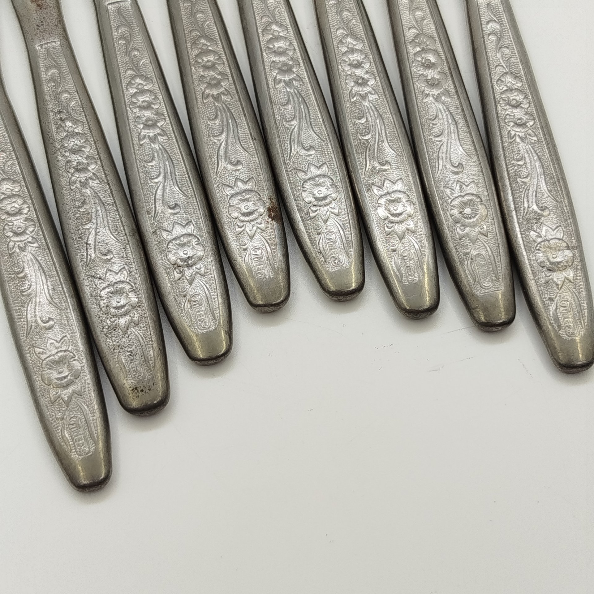 Набор из 8-ми десертных ножей с цветочным декором на ручках, сталь, Завод «Труд» (р.п. Вача), СССР, 1980-1990 гг.