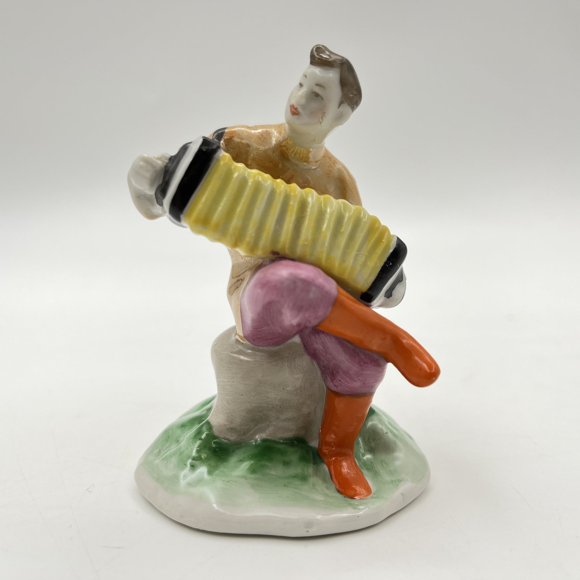 Статуэтка "Гармонист" из скульптурной композиции "Русский перепляс", автор А.Д. Бржезицкая, фарфор, роспись, Дулевский фарфоровый завод (Дулёво), СССР, 1962 г.