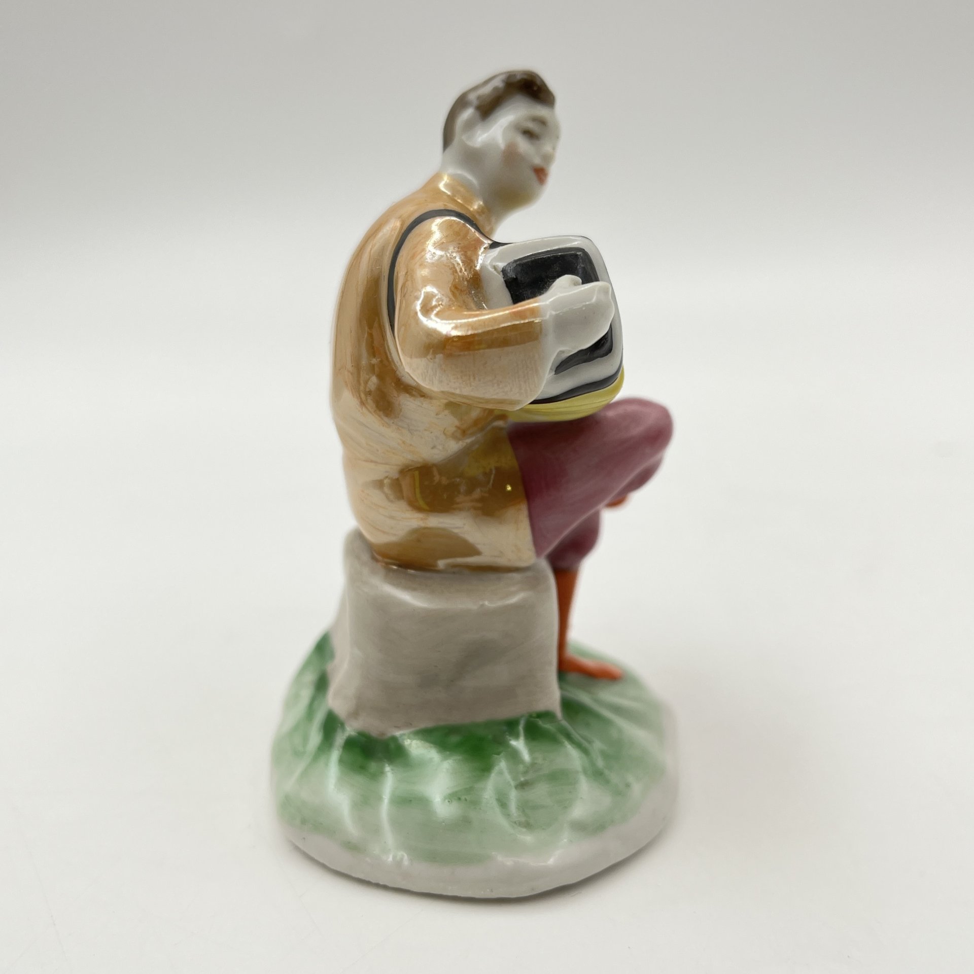 Статуэтка "Гармонист" из скульптурной композиции "Русский перепляс", автор А.Д. Бржезицкая, фарфор, роспись, Дулевский фарфоровый завод (Дулёво), СССР, 1962 г.