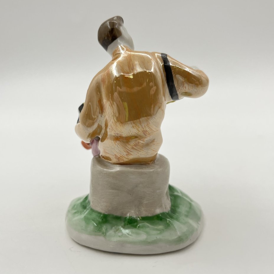 Статуэтка "Гармонист" из скульптурной композиции "Русский перепляс", автор А.Д. Бржезицкая