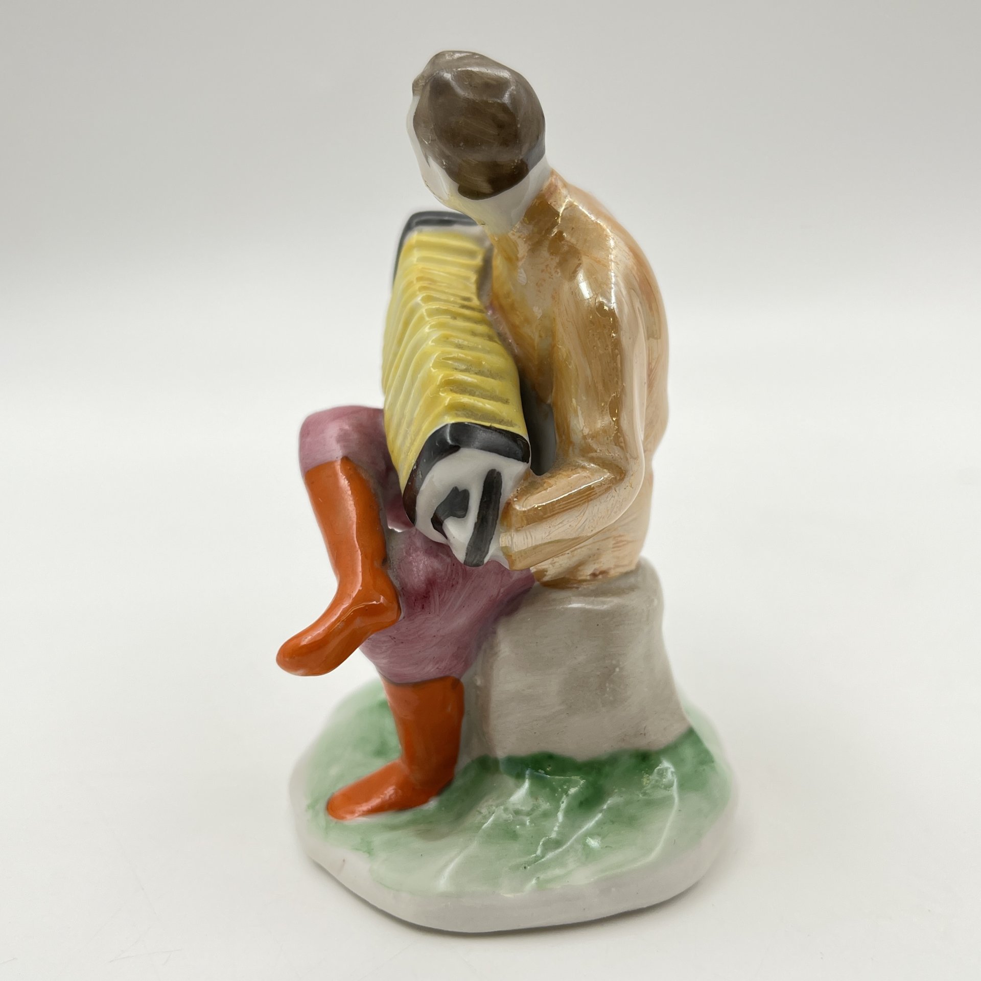 Статуэтка "Гармонист" из скульптурной композиции "Русский перепляс", автор А.Д. Бржезицкая, фарфор, роспись, Дулевский фарфоровый завод (Дулёво), СССР, 1962 г.