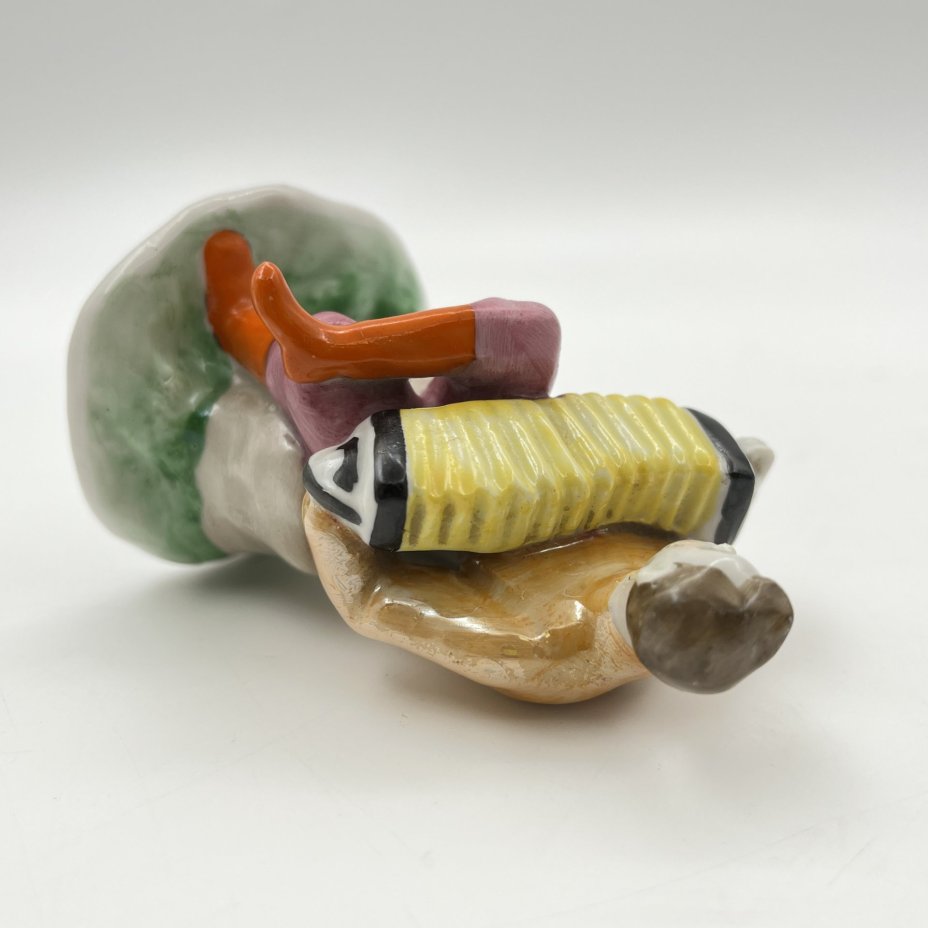 Статуэтка "Гармонист" из скульптурной композиции "Русский перепляс", автор А.Д. Бржезицкая