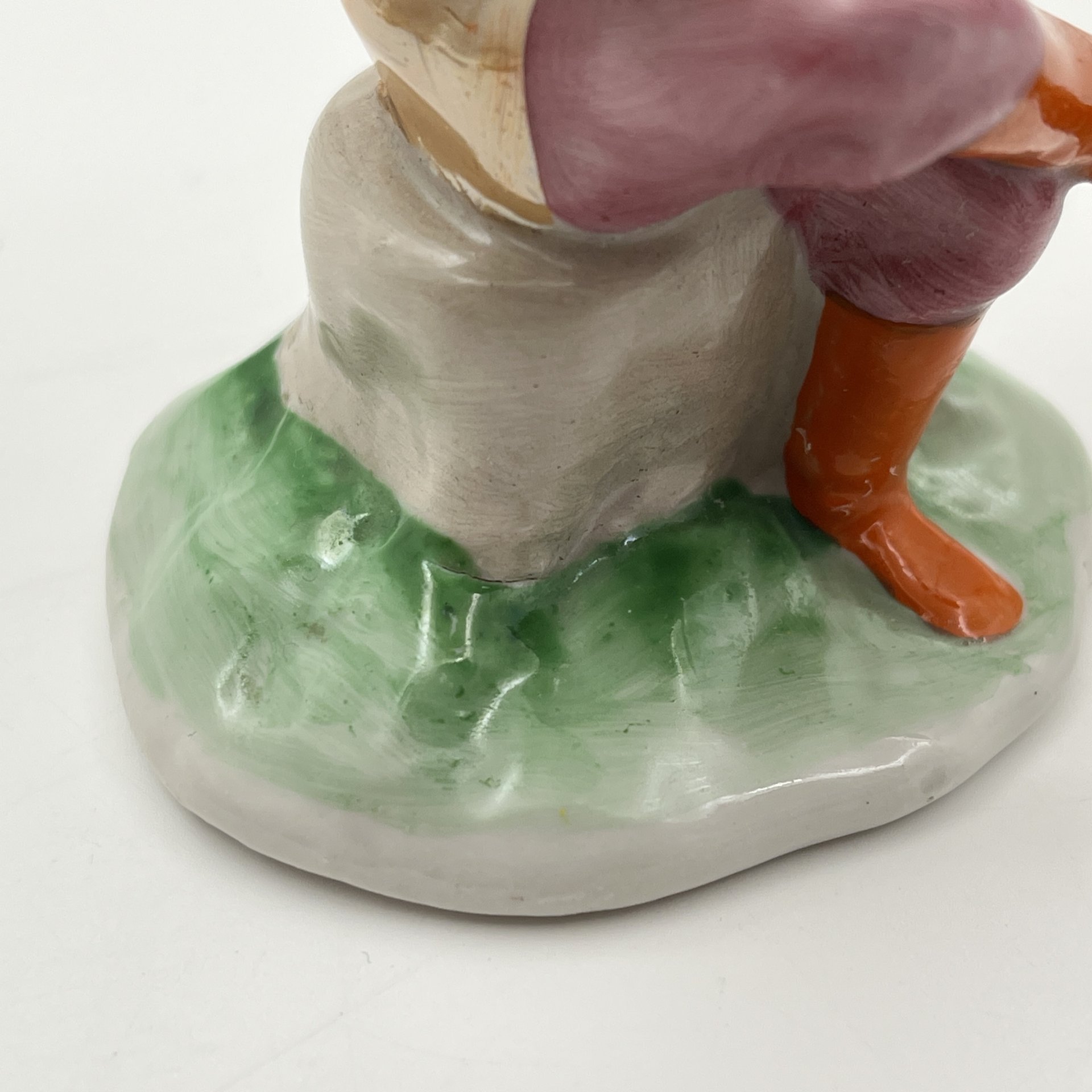 Статуэтка "Гармонист" из скульптурной композиции "Русский перепляс", автор А.Д. Бржезицкая, фарфор, роспись, Дулевский фарфоровый завод (Дулёво), СССР, 1962 г.