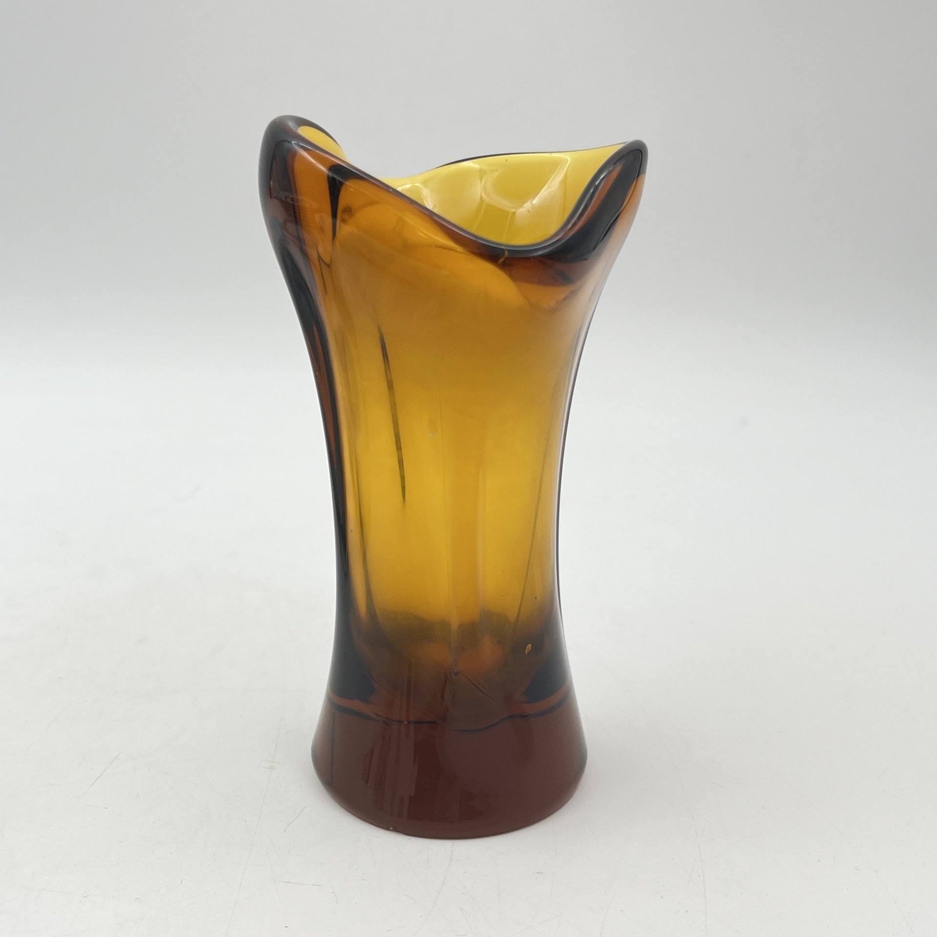 Вазочка миниатюрная янтарного оттенка, стекло, СССР, 1970-1990 гг.