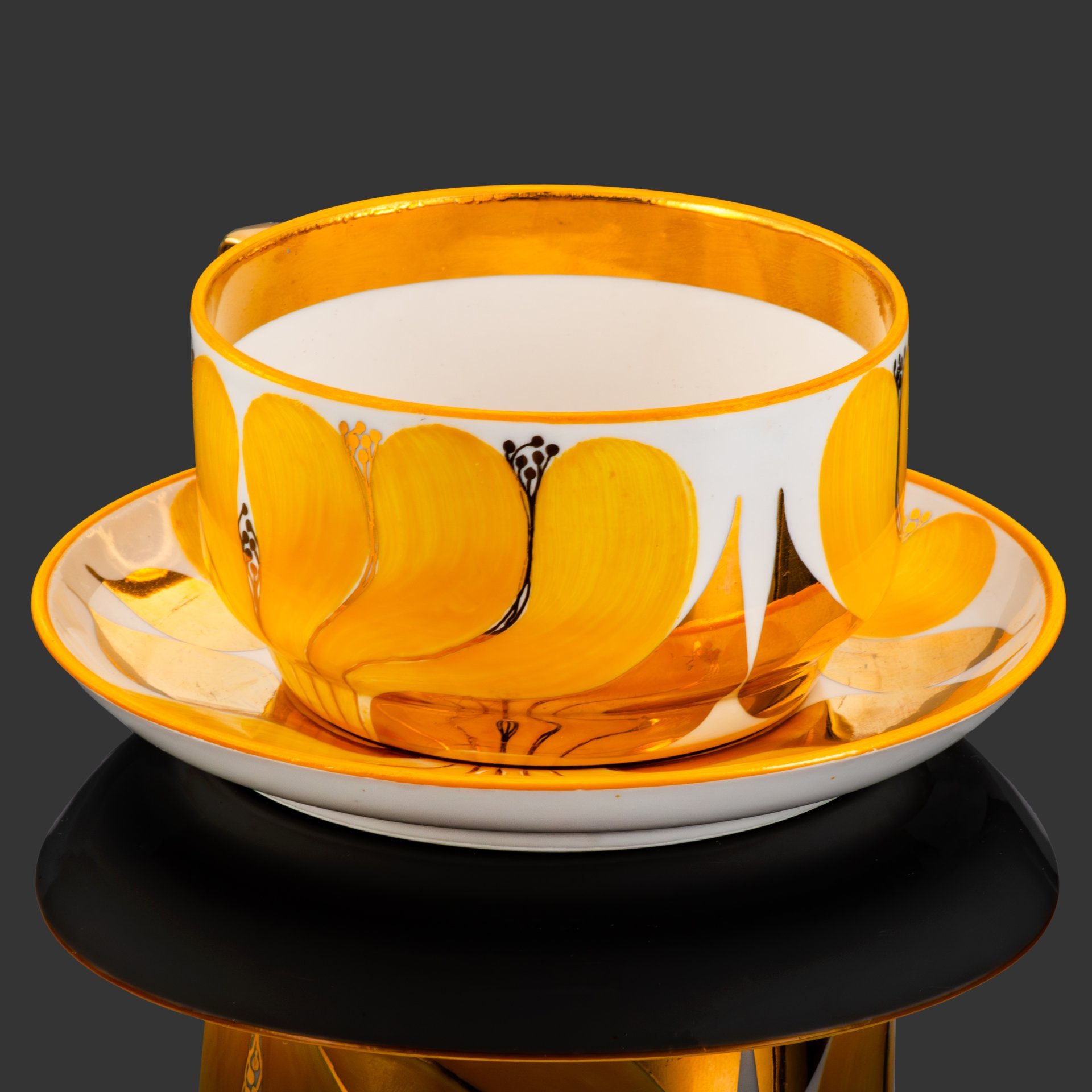 Чайная пара "Желтый цветок", Таллиннский художественно-производственный комбинат "ARS", фарфор, роспись, золочение, Эстония, 1920-1930 гг.