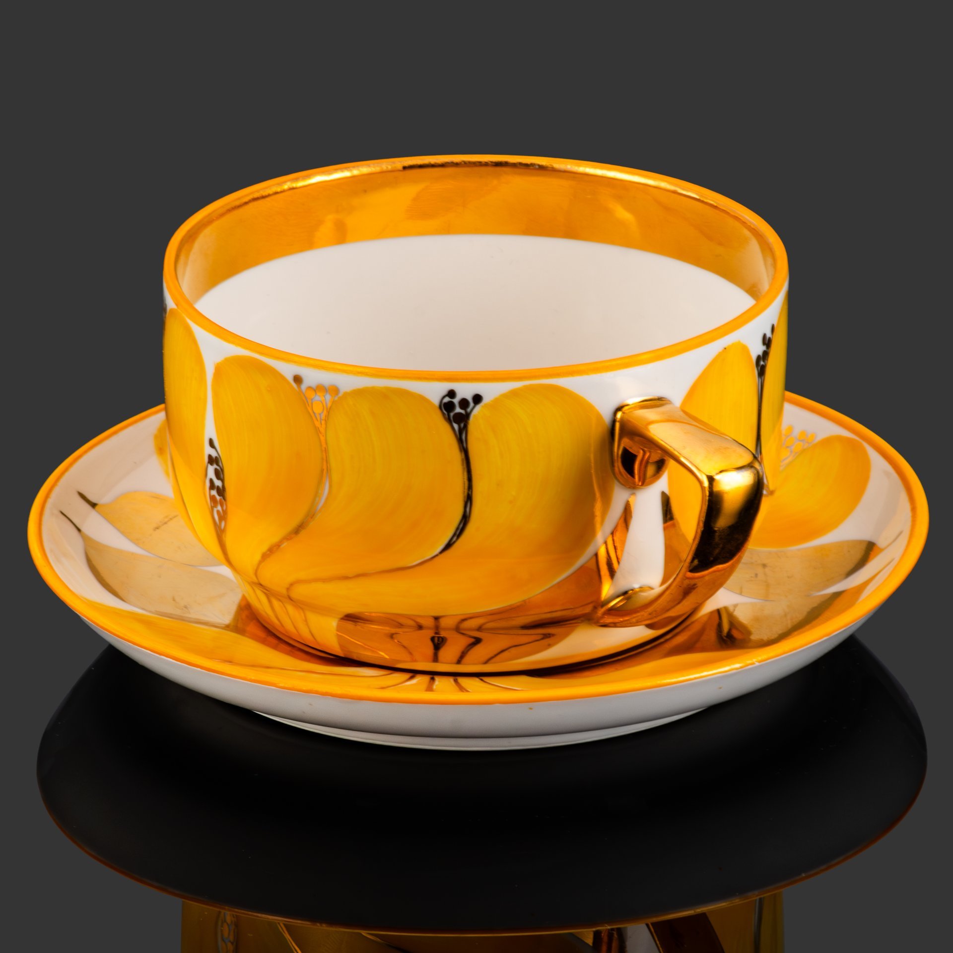 Чайная пара "Желтый цветок", Таллиннский художественно-производственный комбинат "ARS", фарфор, роспись, золочение, Эстония, 1920-1930 гг.