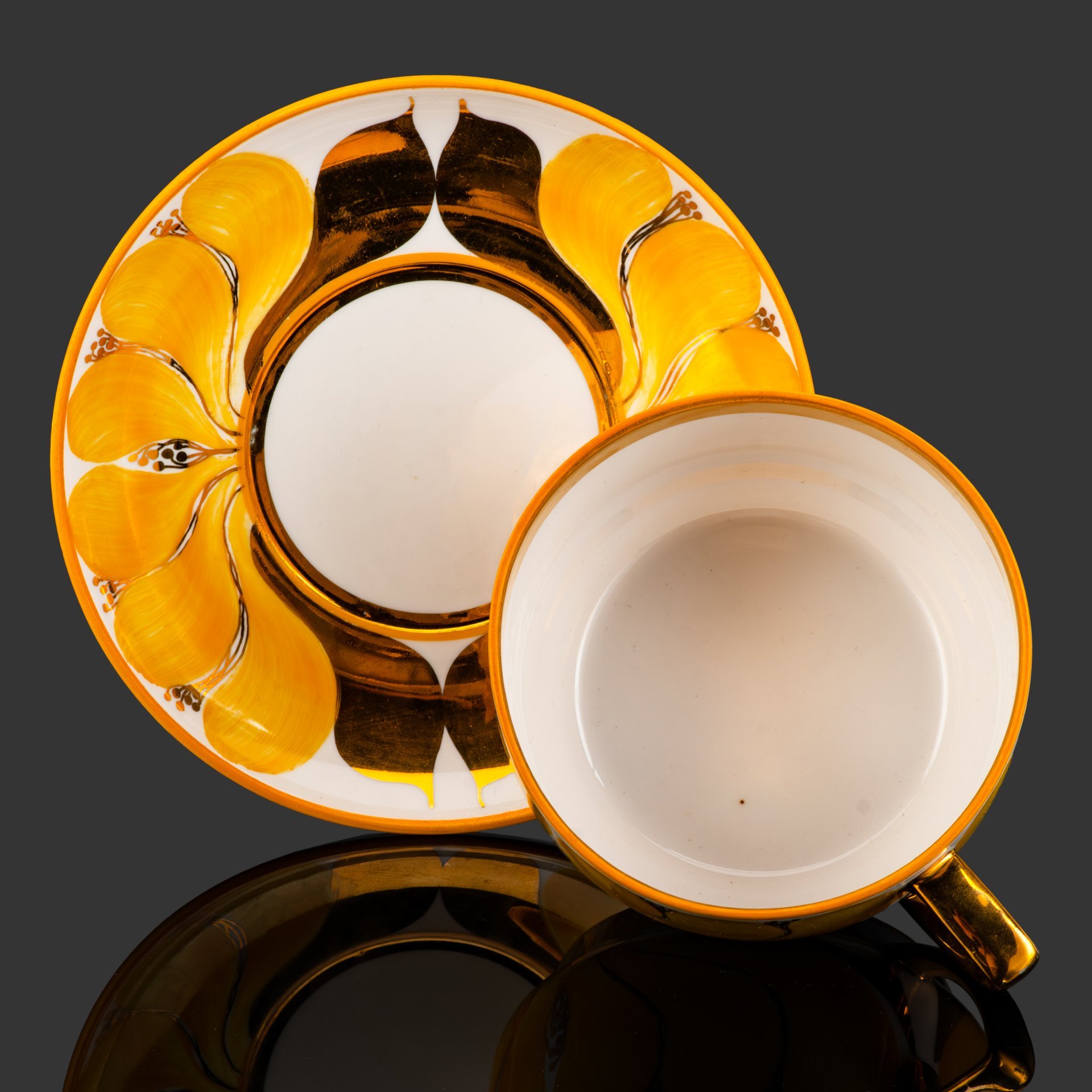 Чайная пара "Желтый цветок", Таллиннский художественно-производственный комбинат "ARS", фарфор, роспись, золочение, Эстония, 1920-1930 гг.