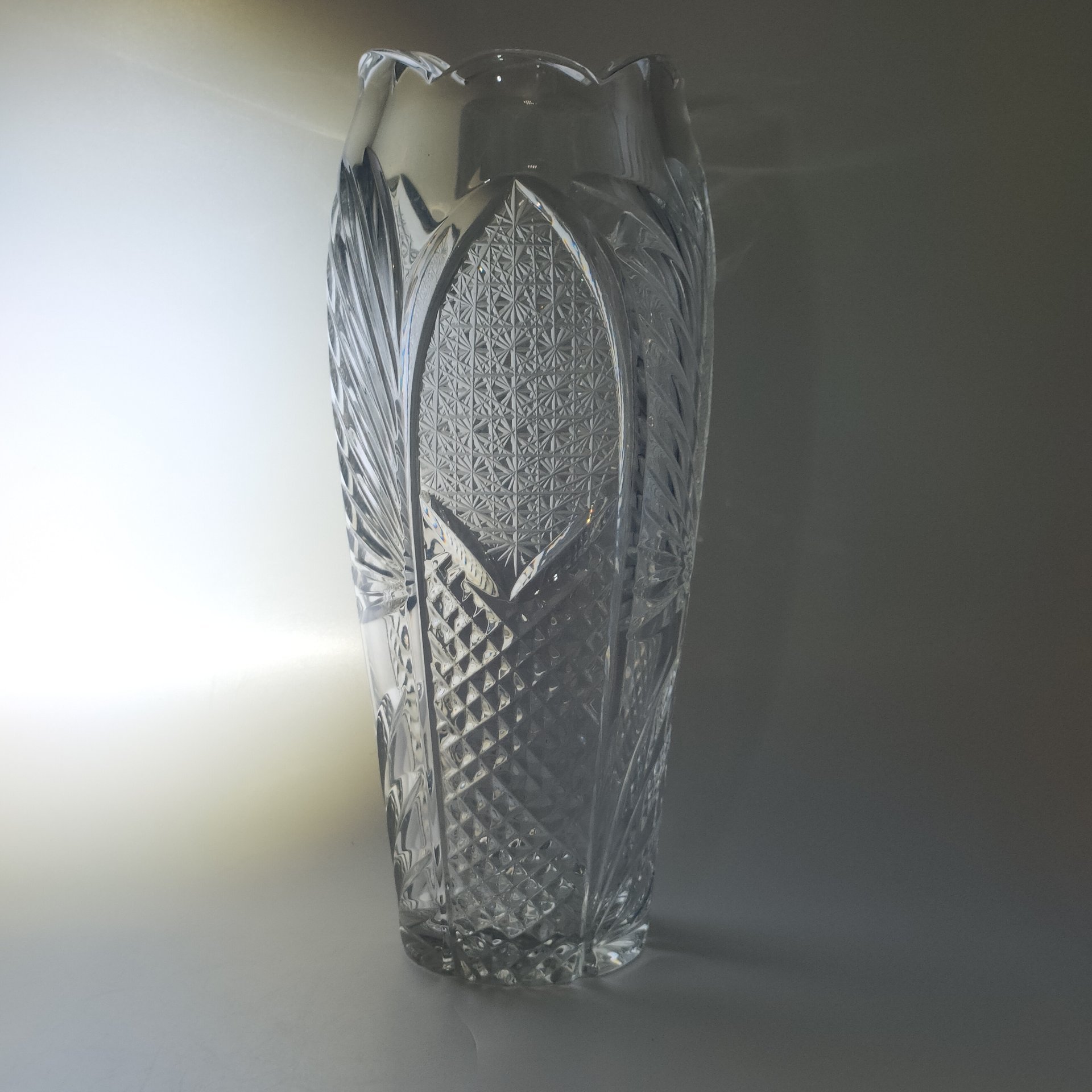 Ваза для цветов с резным декором и фигурным краем