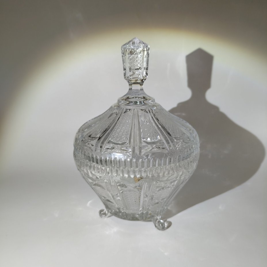 Конфетница с крышкой украшенная резным декором, фирма "Kristal Zajecar", хрусталь, алмазная грань, Югославия, 1970-1990 гг.