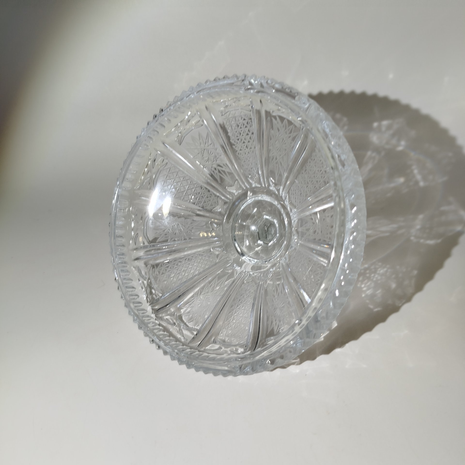 Конфетница с крышкой украшенная резным декором, фирма "Kristal Zajecar", хрусталь, алмазная грань, Югославия, 1970-1990 гг.