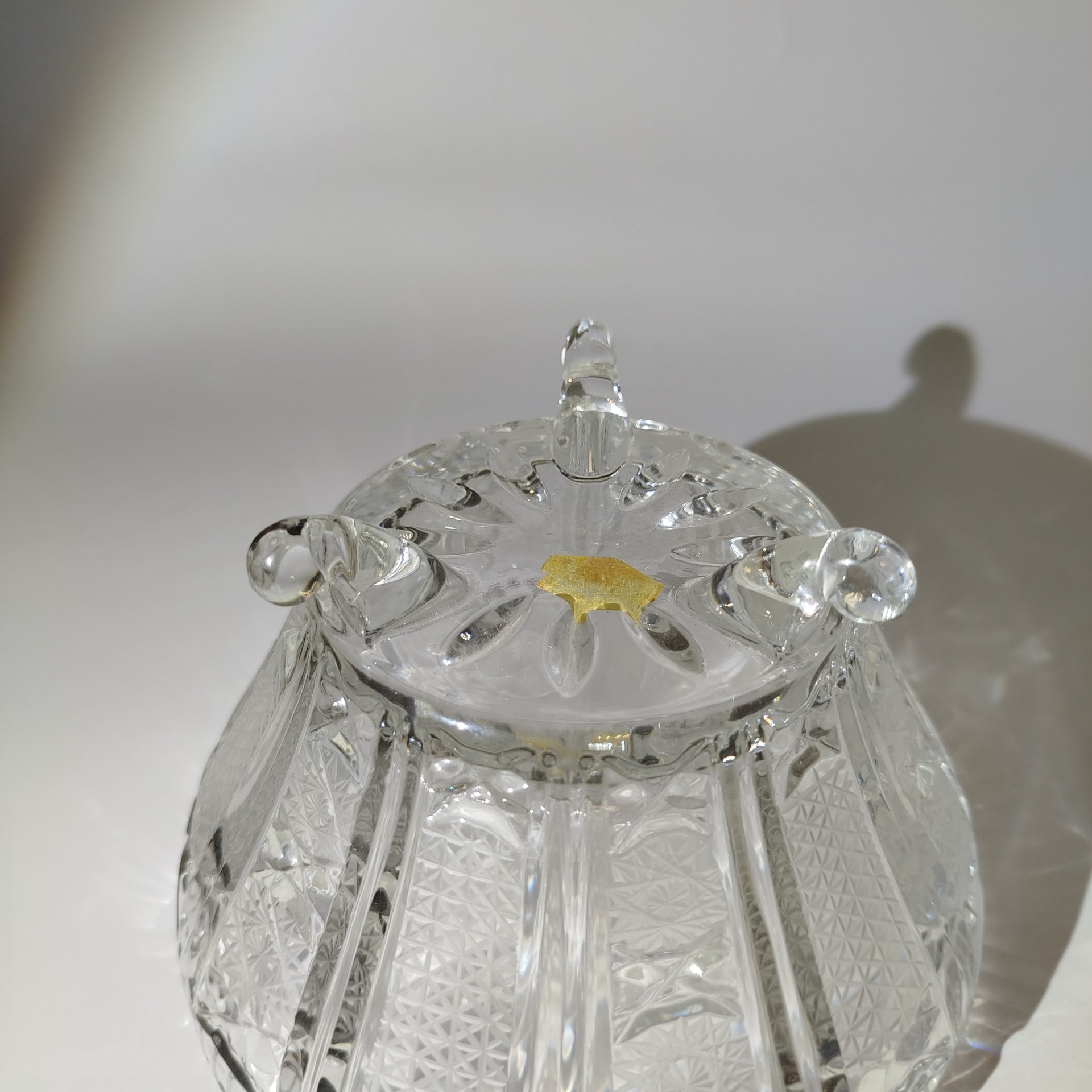 Конфетница с крышкой украшенная резным декором, фирма "Kristal Zajecar", хрусталь, алмазная грань, Югославия, 1970-1990 гг.