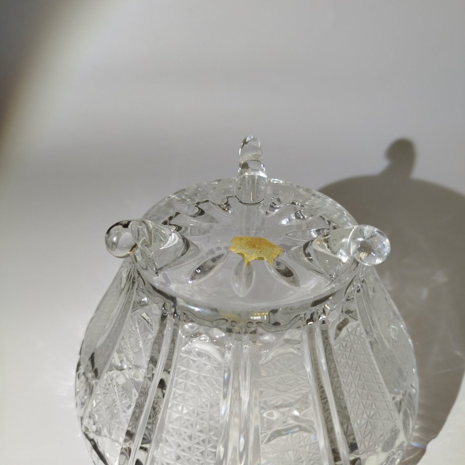 Конфетница с крышкой украшенная резным декором, фирма "Kristal Zajecar", хрусталь, алмазная грань, Югославия, 1970-1990 гг.